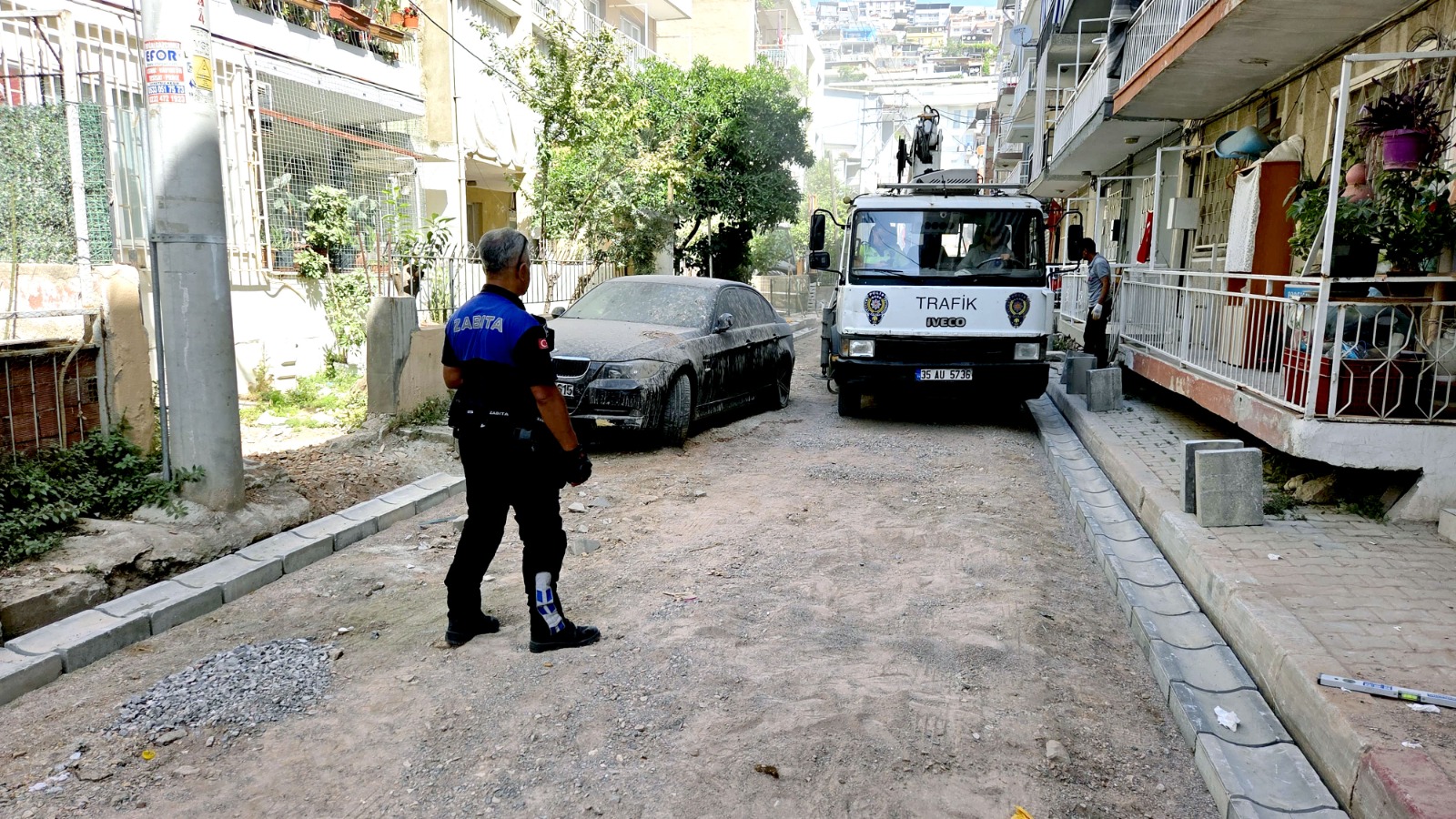 Bayraklı'da Hurda Araçlar Kaldırılıyor (3)