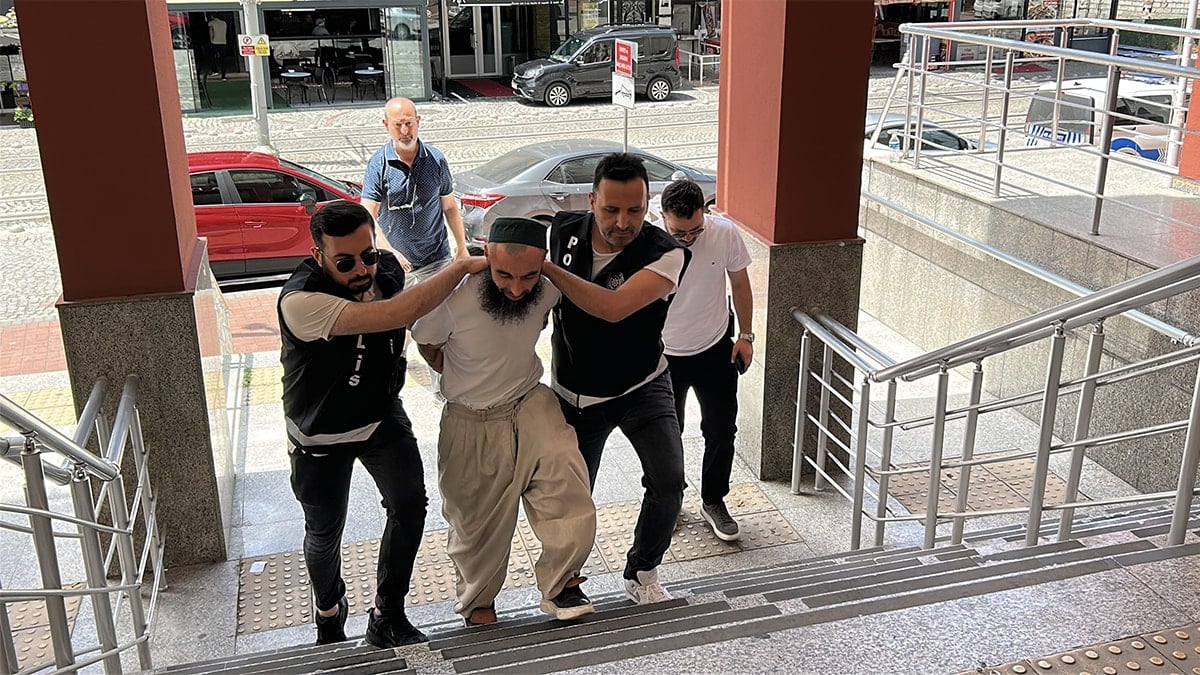 Kilicla Cocuklarin Topunu Kesti Ataturk Bustune Saldirdi 1
