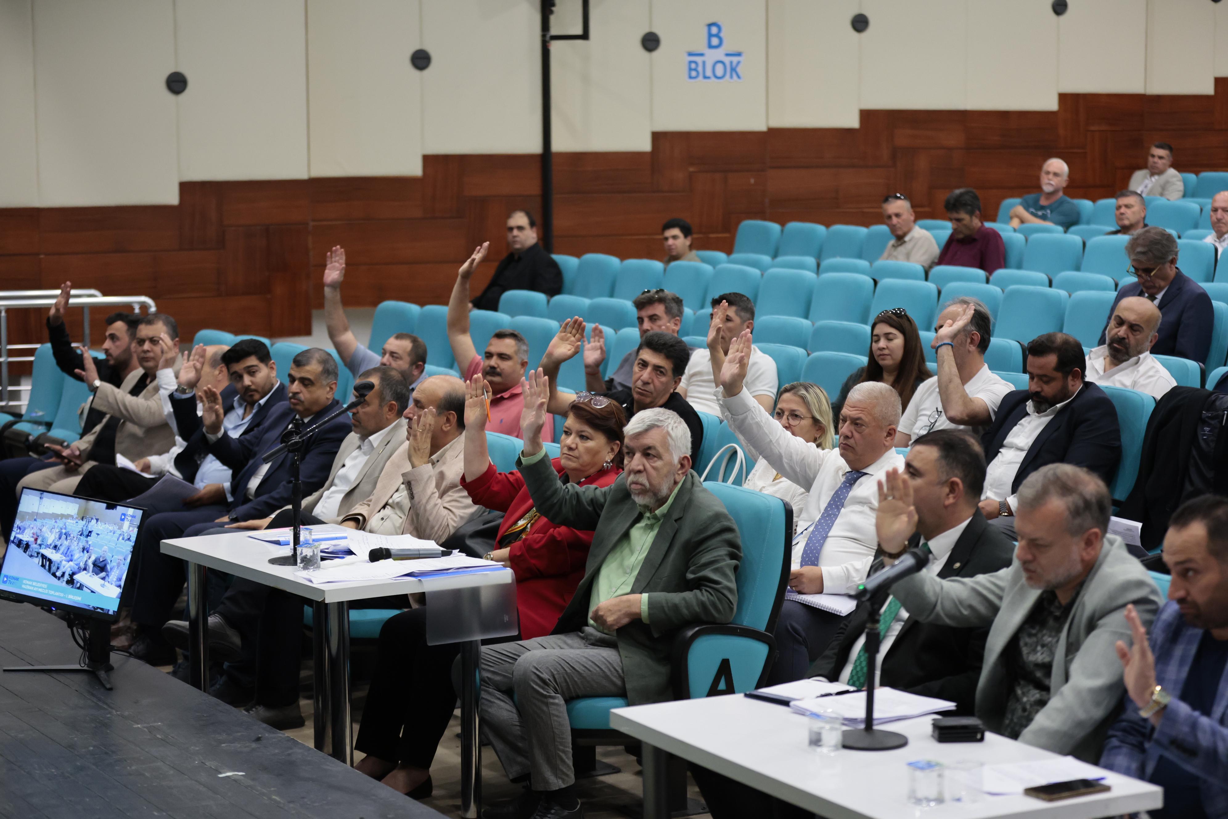 Konak Meclisi’nde Başkan Tugay’a Destek Açıklaması (4)