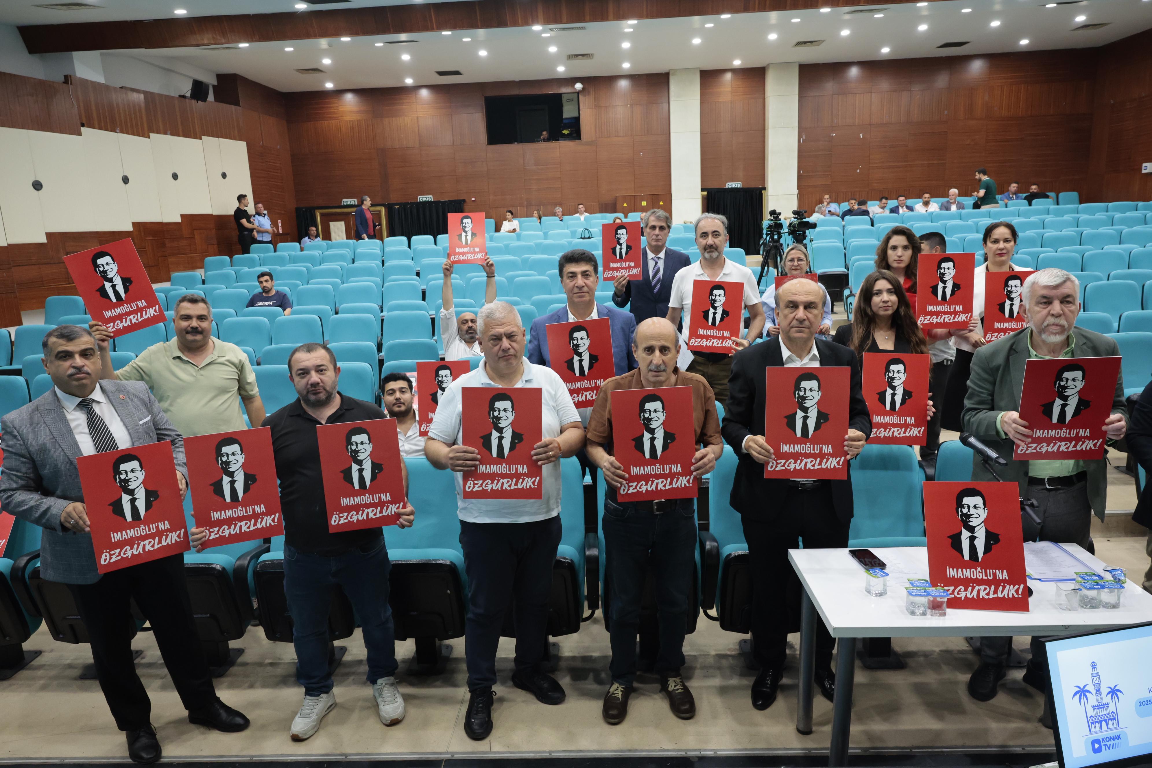 Konak Meclisi’nde ‘İmamoğlu’na Özgürlük’ Mesajı (14)