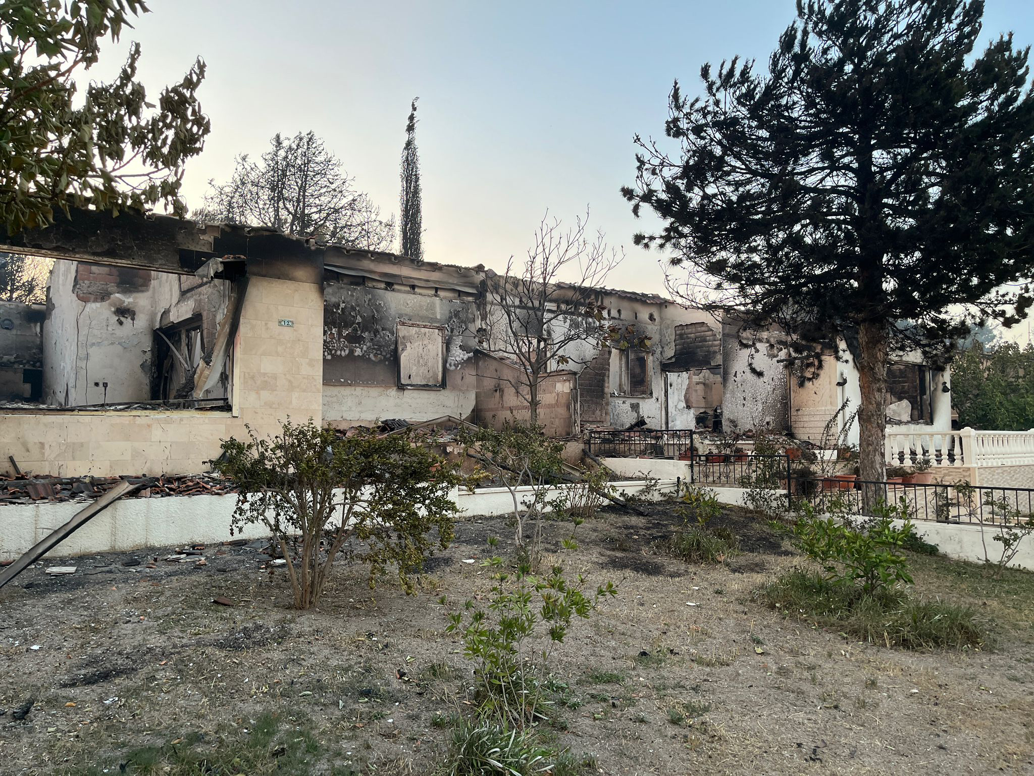 Yanginin Biraktigi Hasar Gun Aydinlaninca Ortaya Cikti Evler Kule Dondu 5