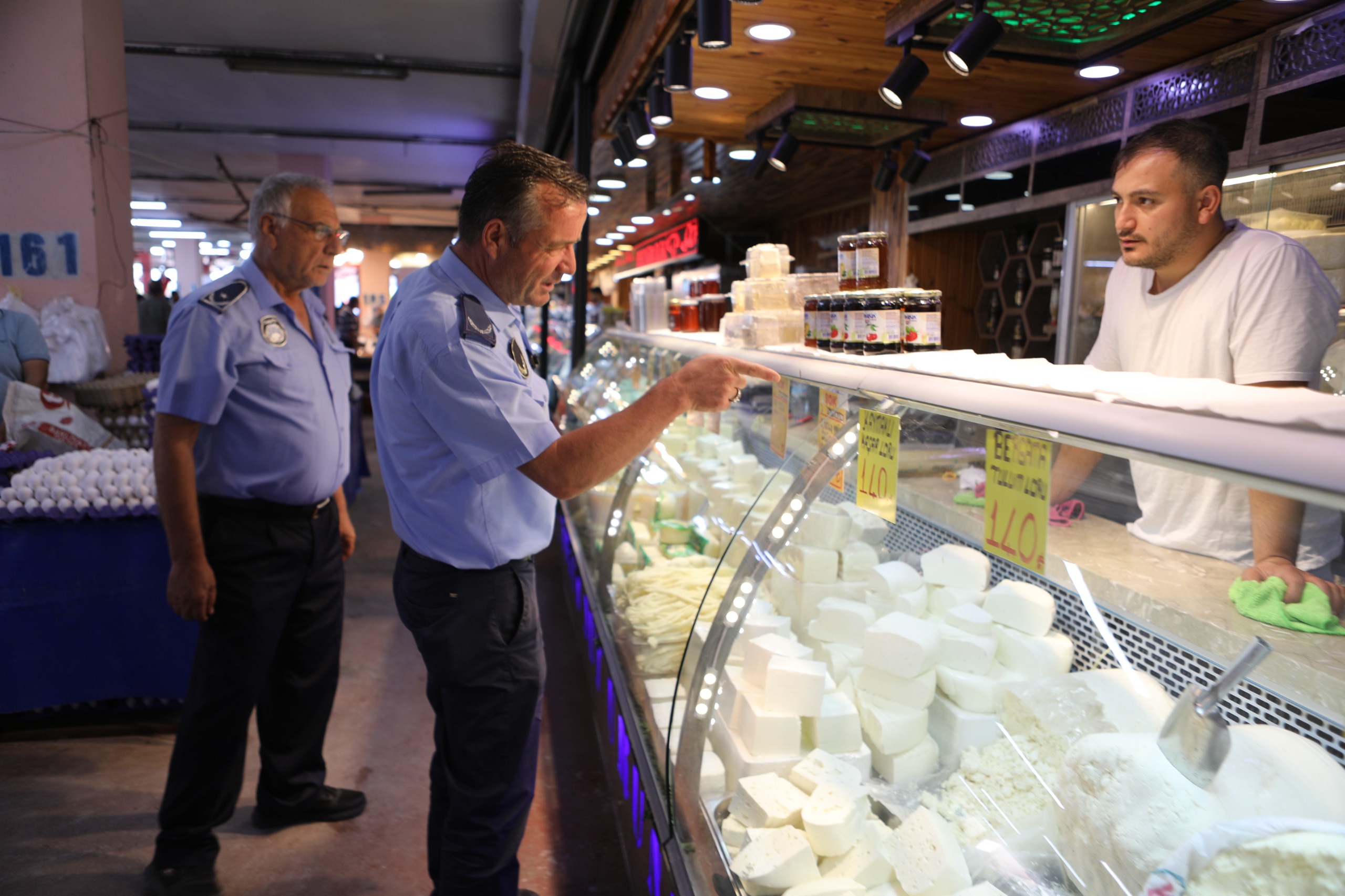 Bayraklida Pazar Yerlerine Siki Denetim 2