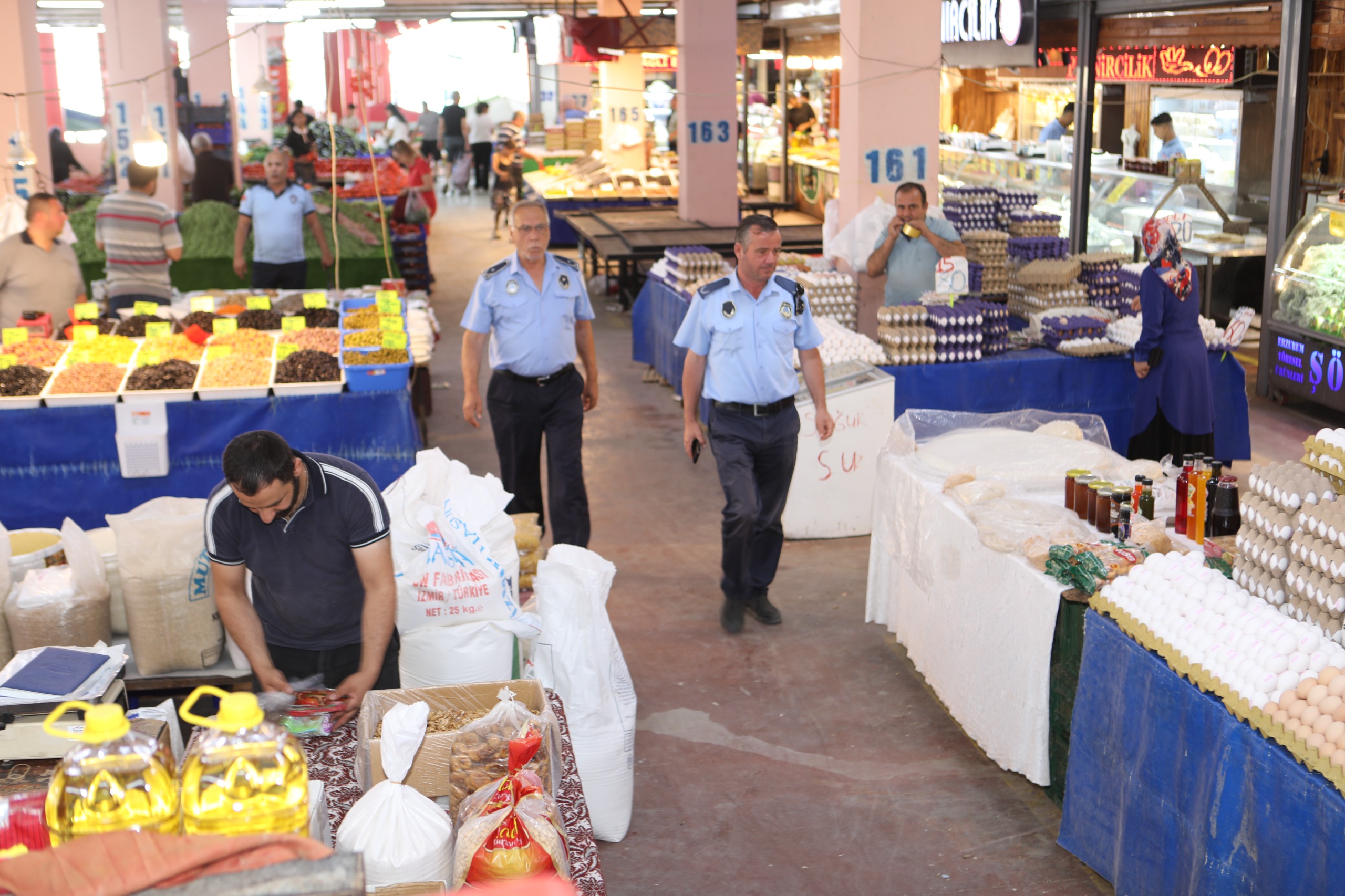 Bayraklida Pazar Yerlerine Siki Denetim 3