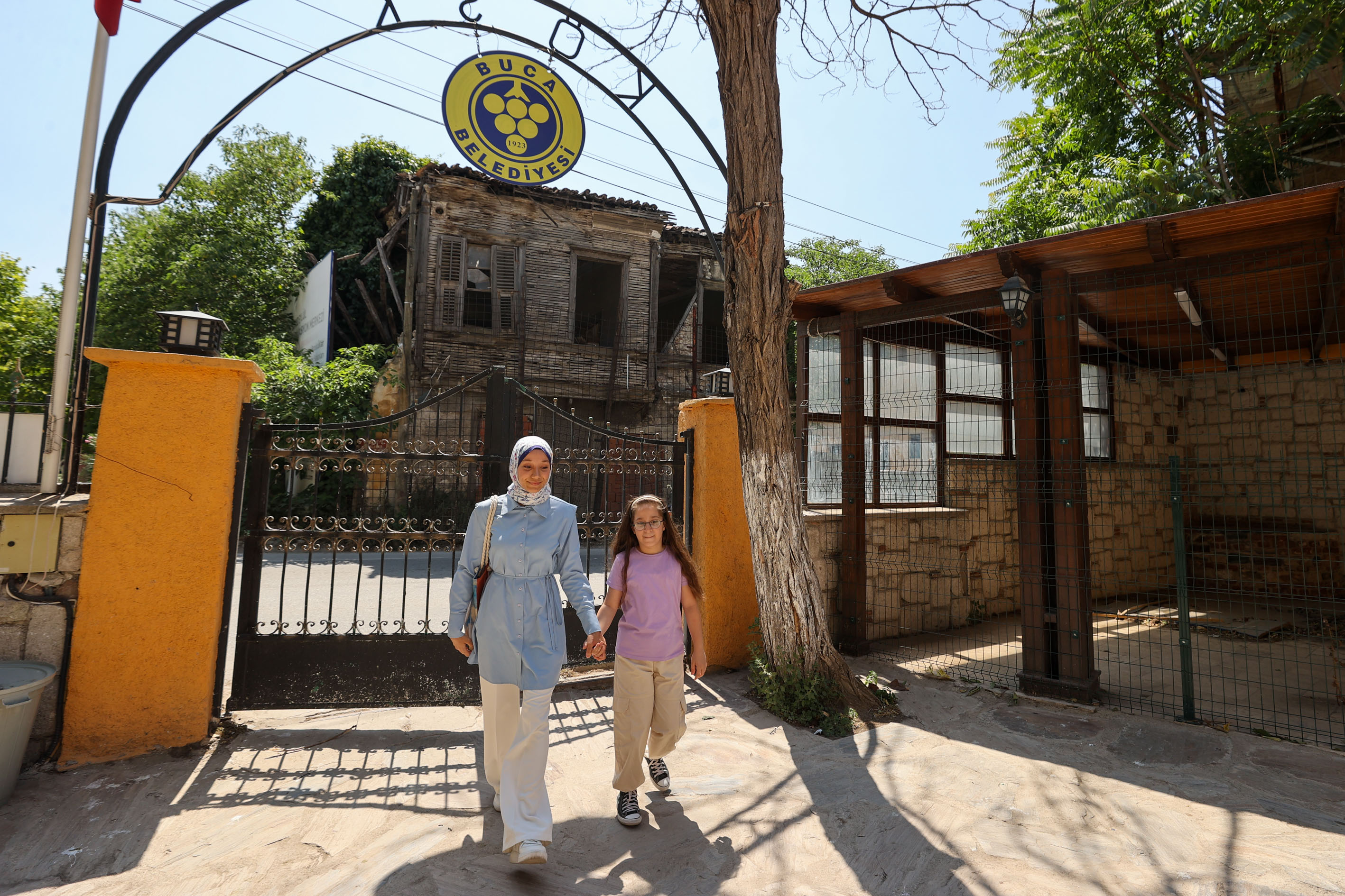 Bucali Avsin Cumhuriyet Kutuphanesi Ile Hayaline Yuruyor 4
