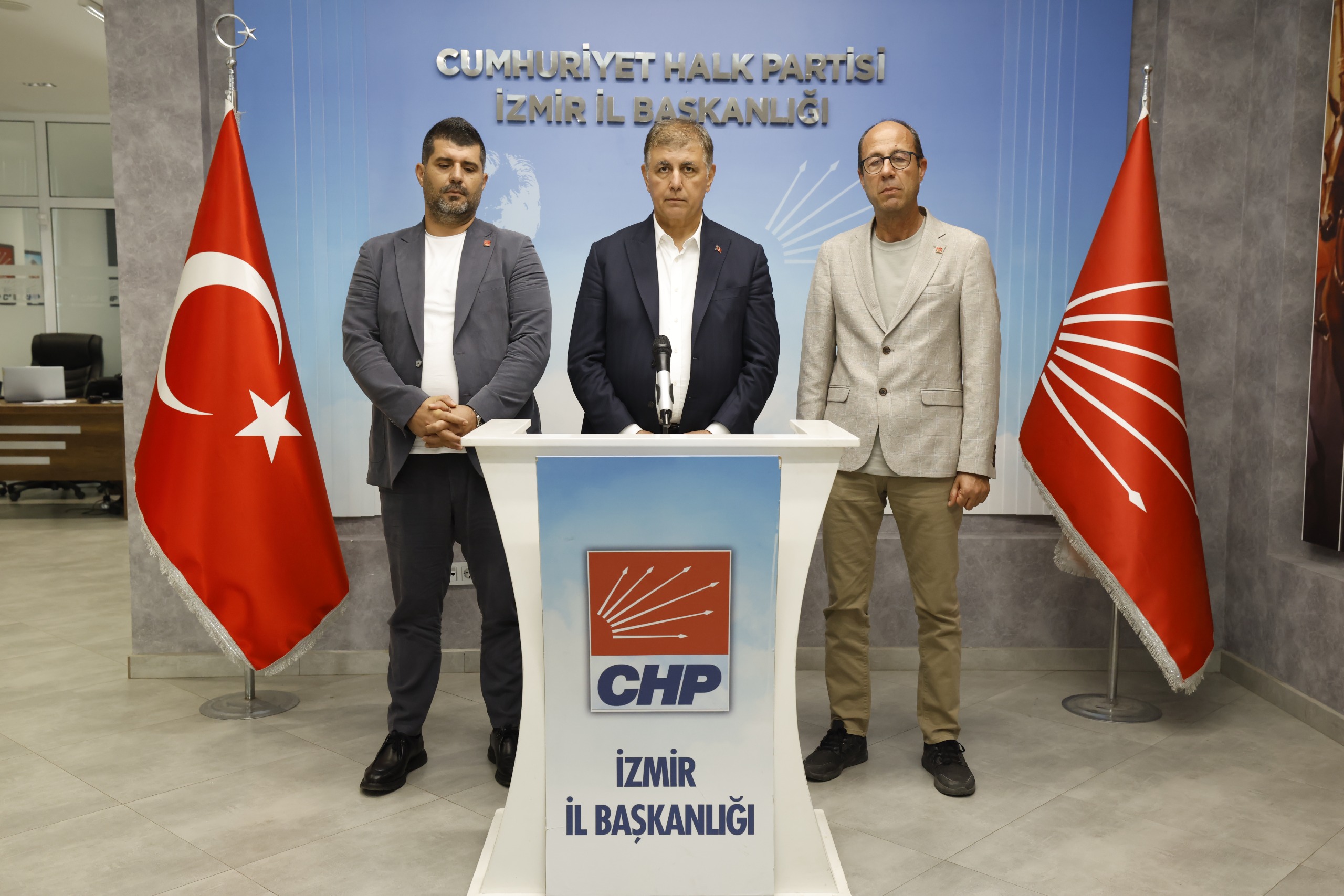 Cemil Tugay’dan CHP İzmir’e Destek Ziyareti: “Yanlışın İçinde Değiliz”