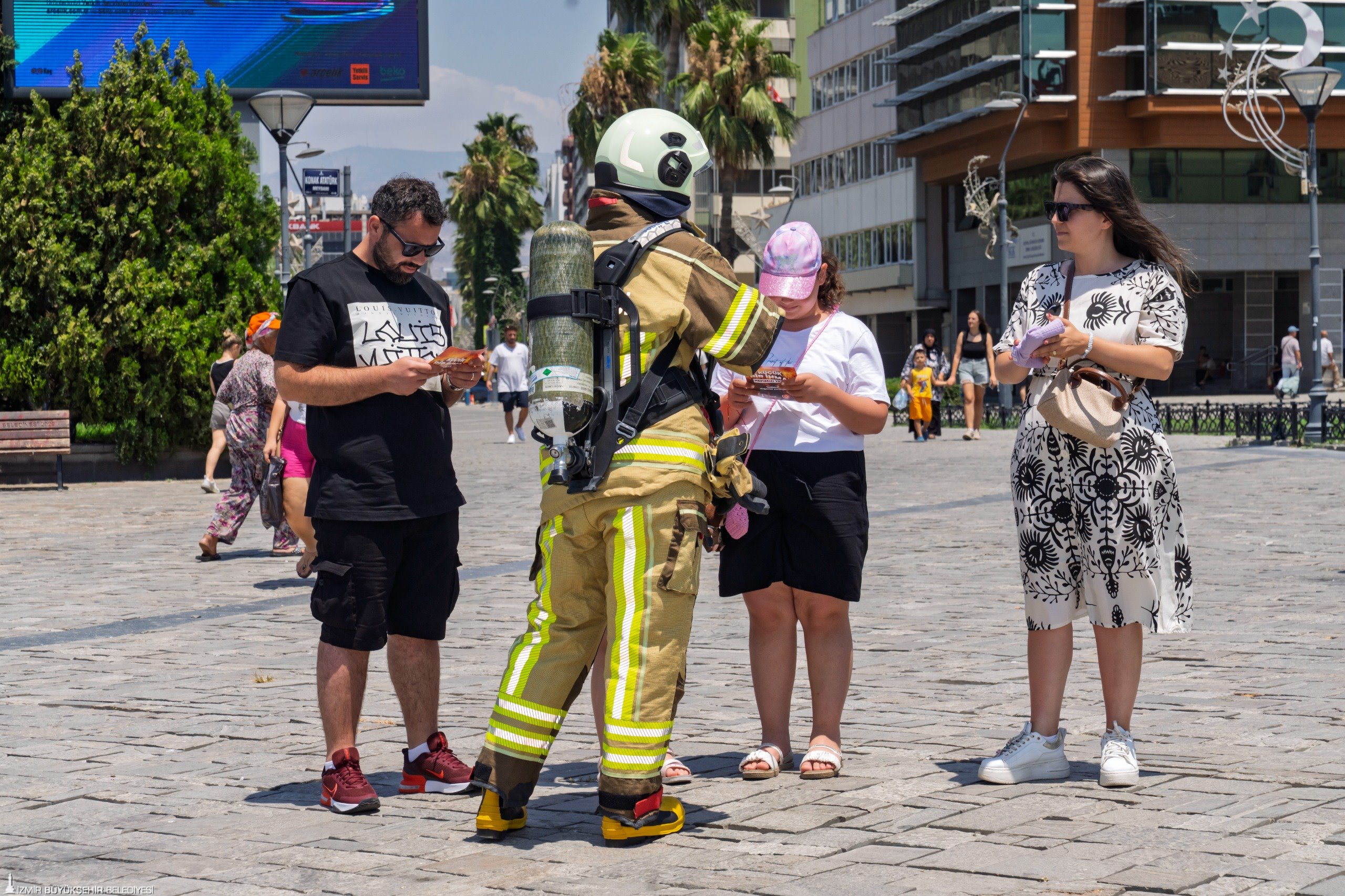 Izmir Itfaiyesi Yanginlara Dikkat Cekmek Icin Sokaga Indi 3