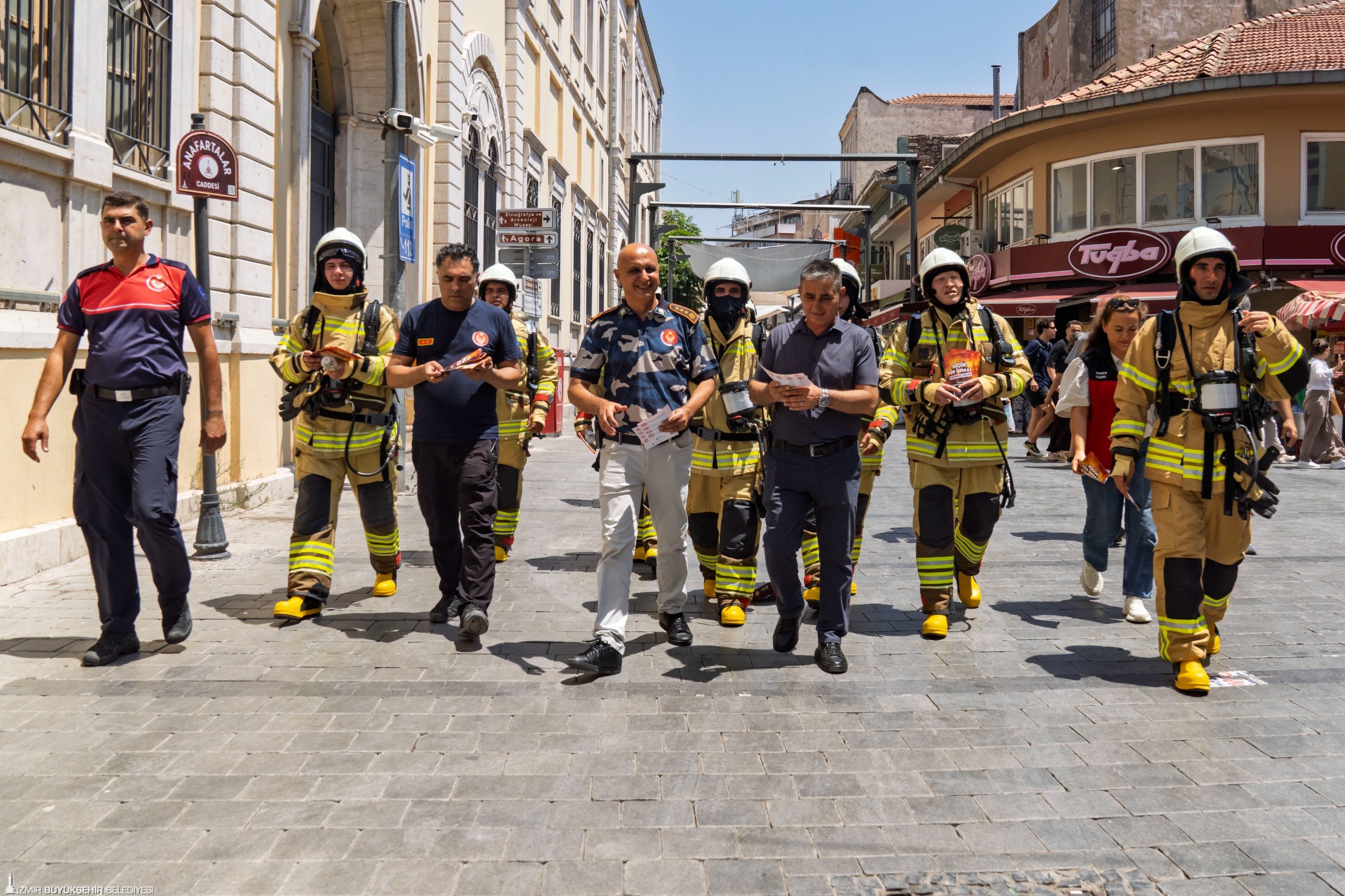 Izmir Itfaiyesi Yanginlara Dikkat Cekmek Icin Sokaga Indi 4