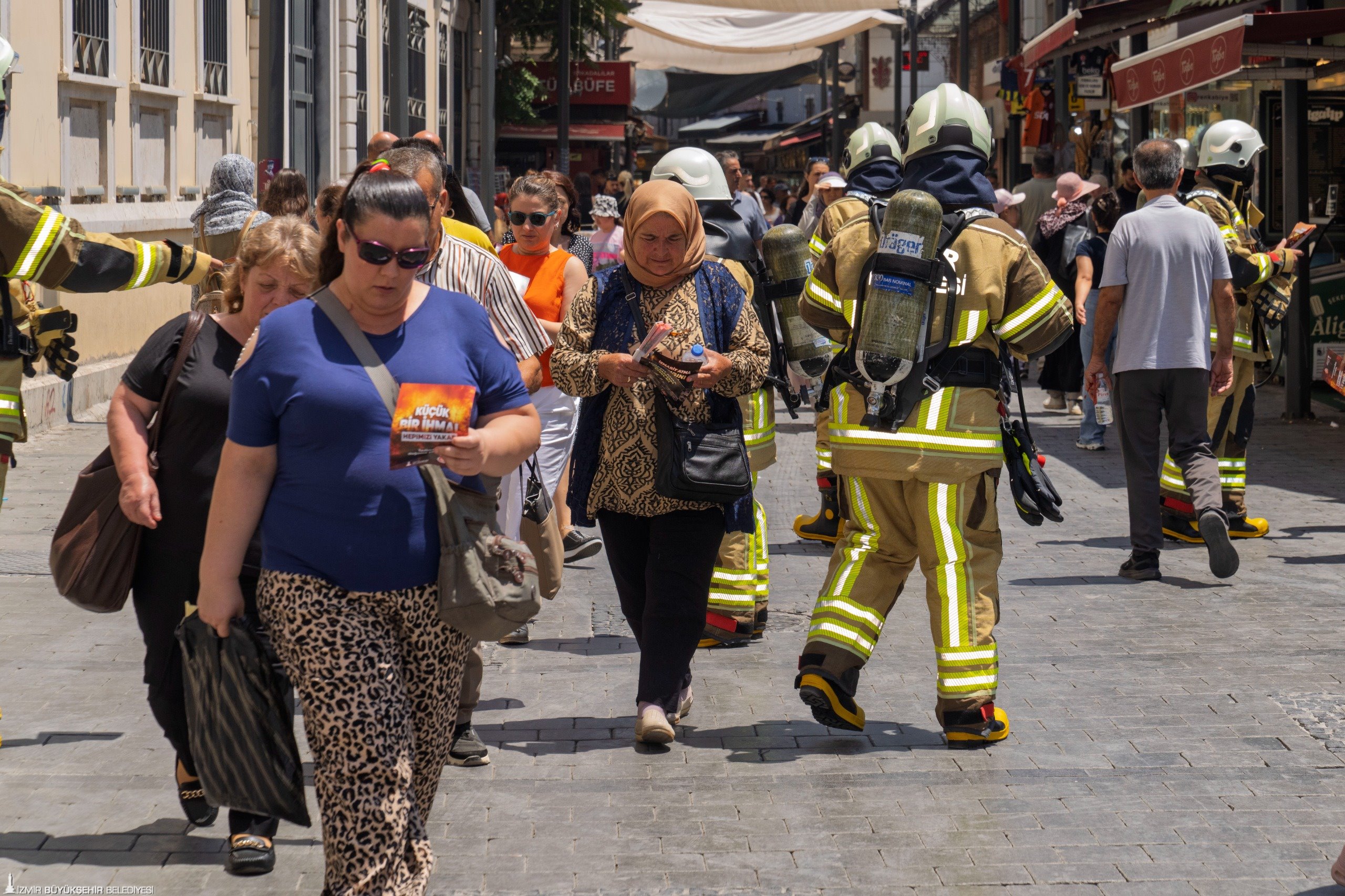 Izmir Itfaiyesi Yanginlara Dikkat Cekmek Icin Sokaga Indi 5