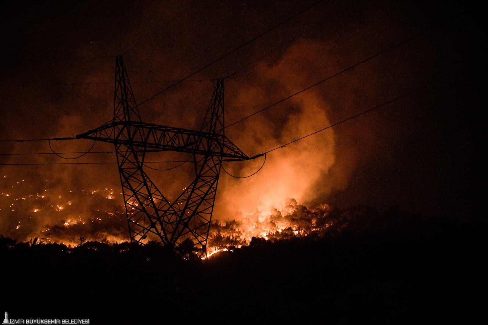 Izmirin Aci Yangin Raporu Bucanin Iki Kati Alan Kule Dondu 4
