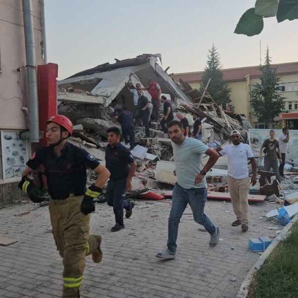 Balikesirde 61Lik Deprem Yikilan Binalar Var 7