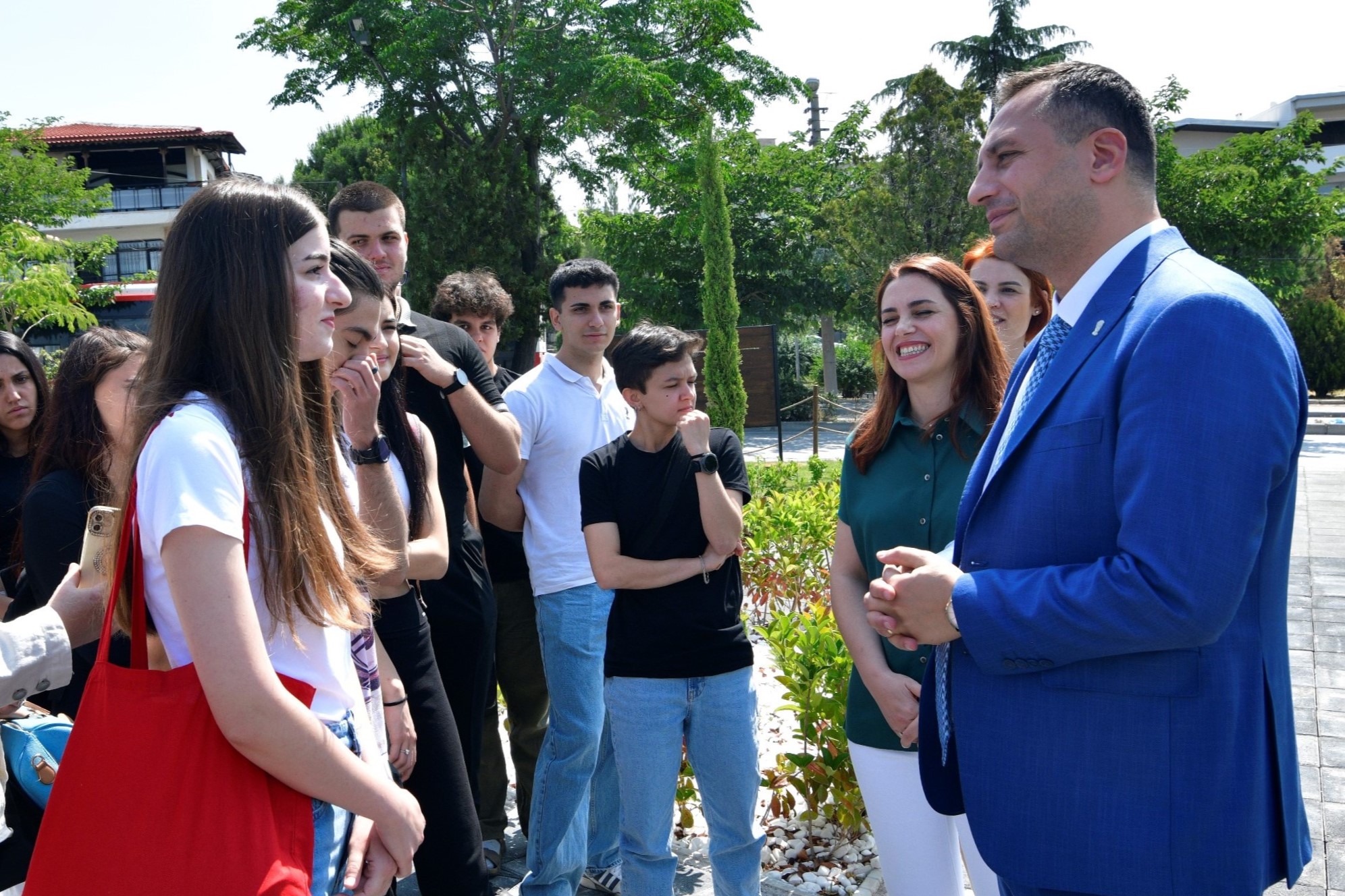 Baskan Eski Belgem Ogrencileriyle