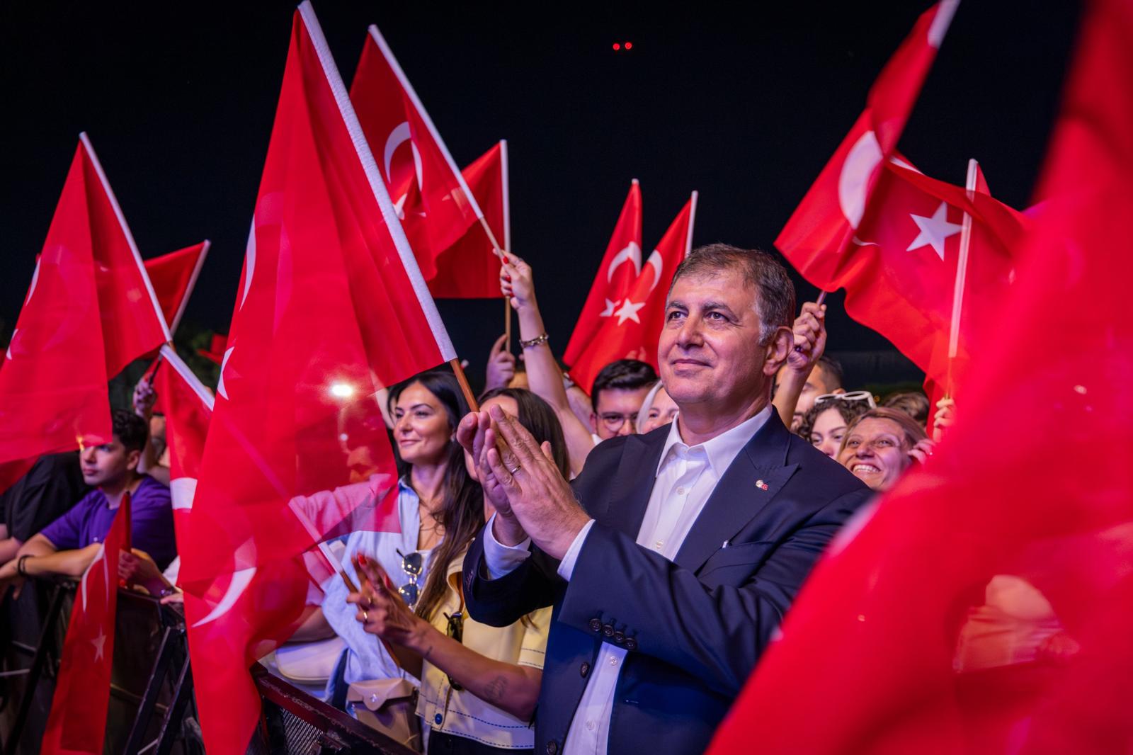 Binlerce Izmirli Iefe Akin Etti 30 Agustosa Yakisan Gece 2