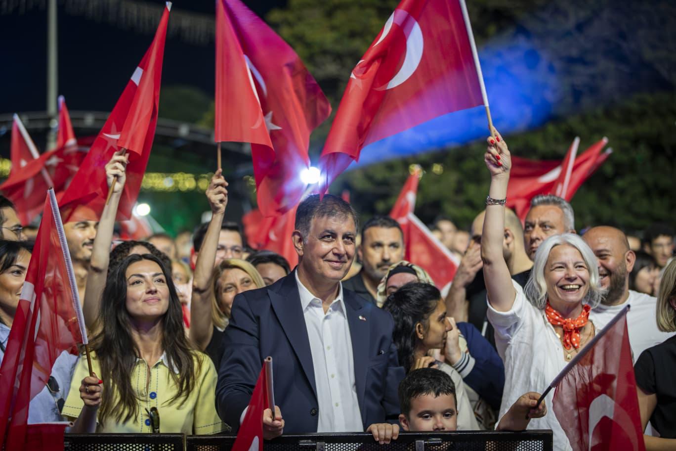 Binlerce Izmirli Iefe Akin Etti 30 Agustosa Yakisan Gece 3