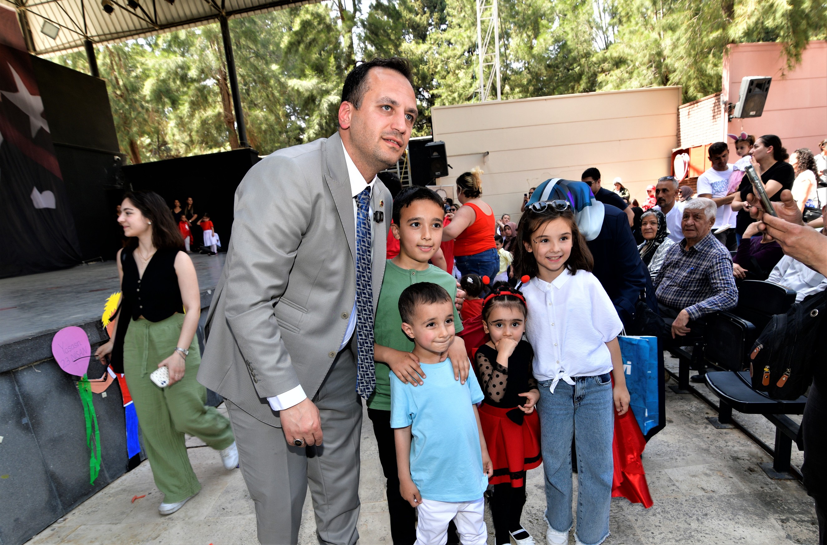 Bornovada Minik Ogrencilere Kirtasiye Destegi 1