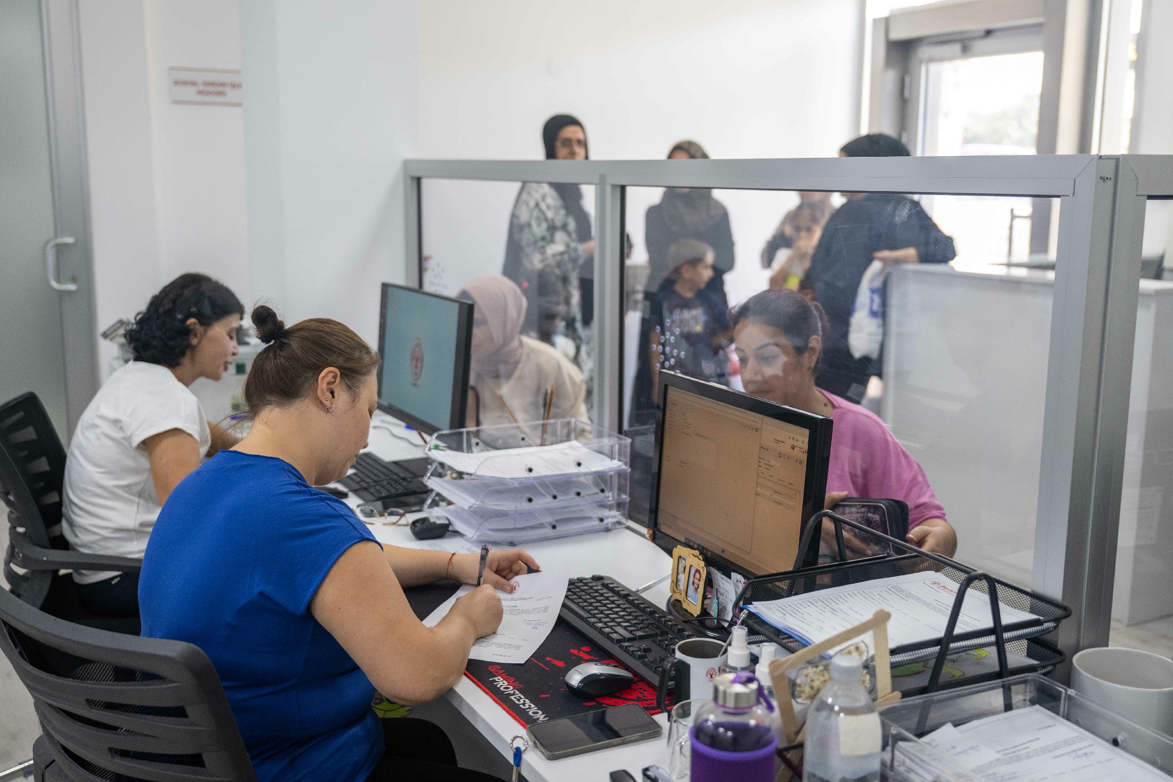 Bornovada Minik Ogrencilere Kirtasiye Destegi 2