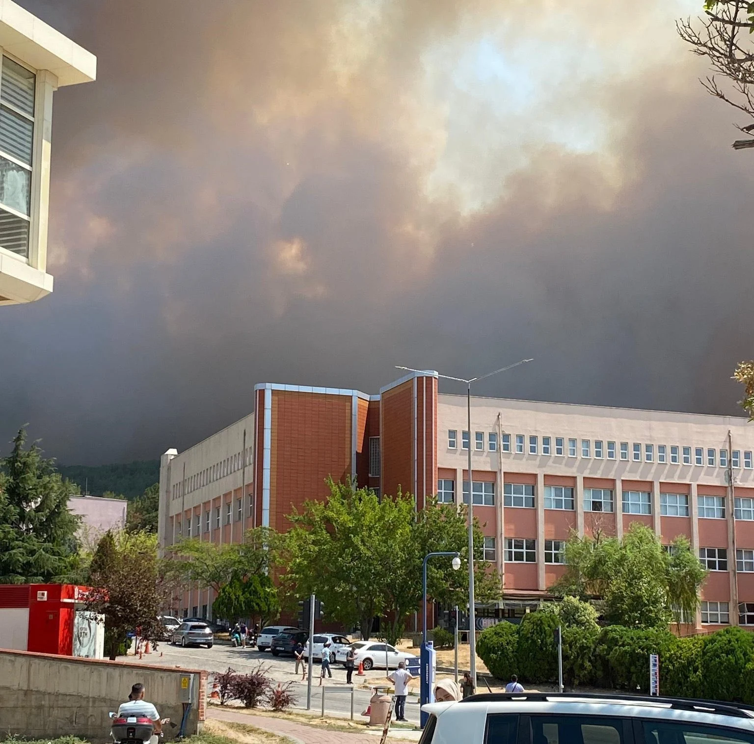 Canakkale Yaniyor Universite Bosaltildi Itfaiyeciler Son Anda Kurtuldu 7