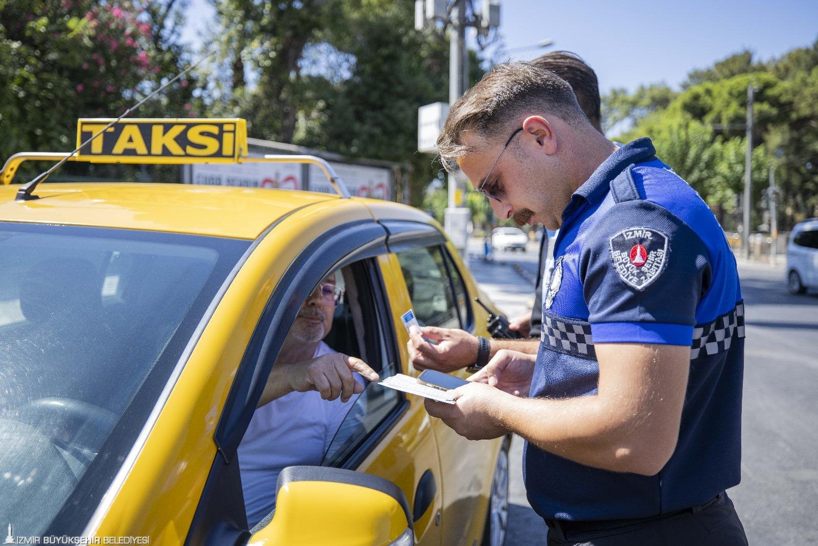 Izmirde Zabita Ekiplerinden Yolcu Kiliginda Denetim Taksicilere Ceza Yagdi 2
