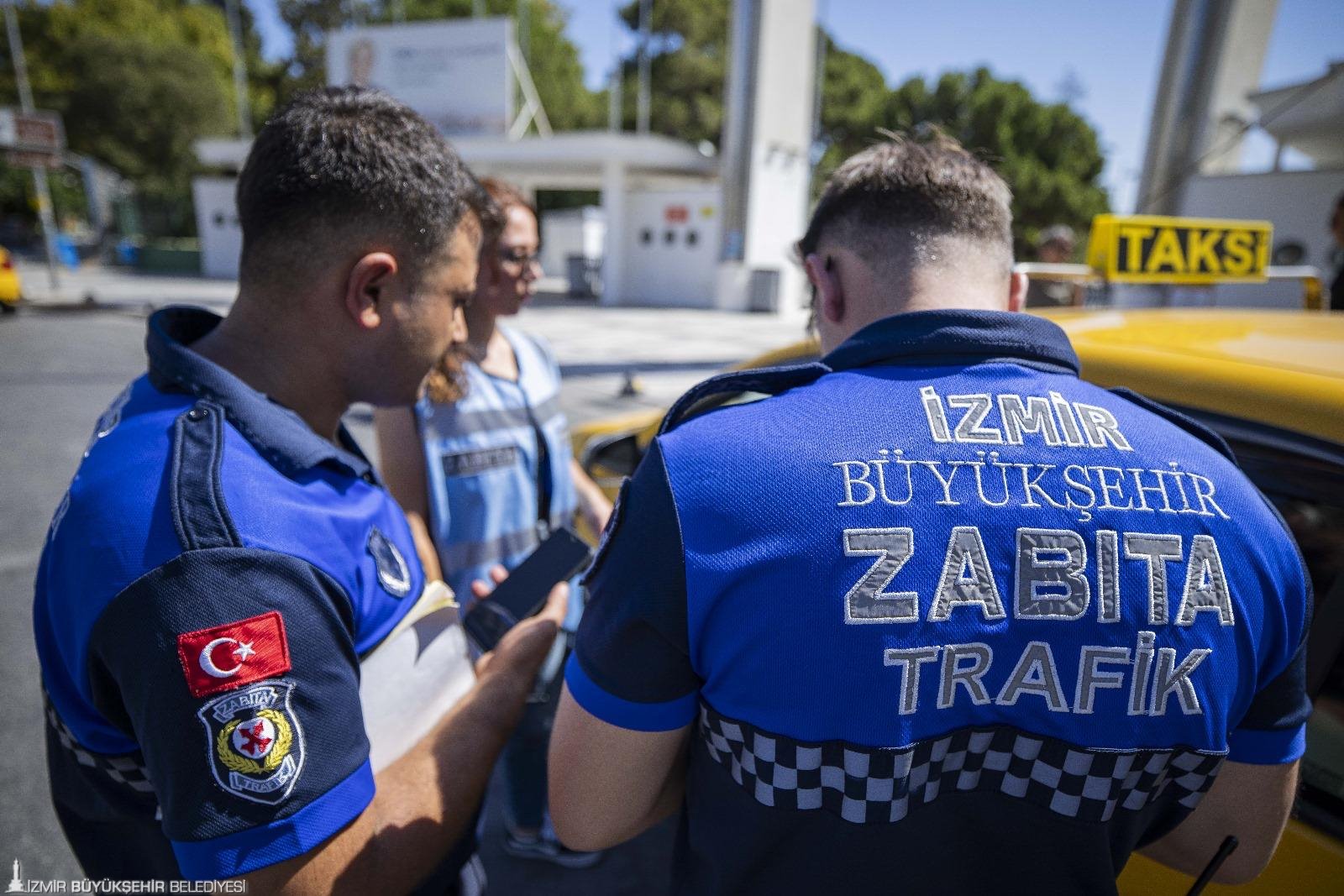 Izmirde Zabita Ekiplerinden Yolcu Kiliginda Denetim Taksicilere Ceza Yagdi 3