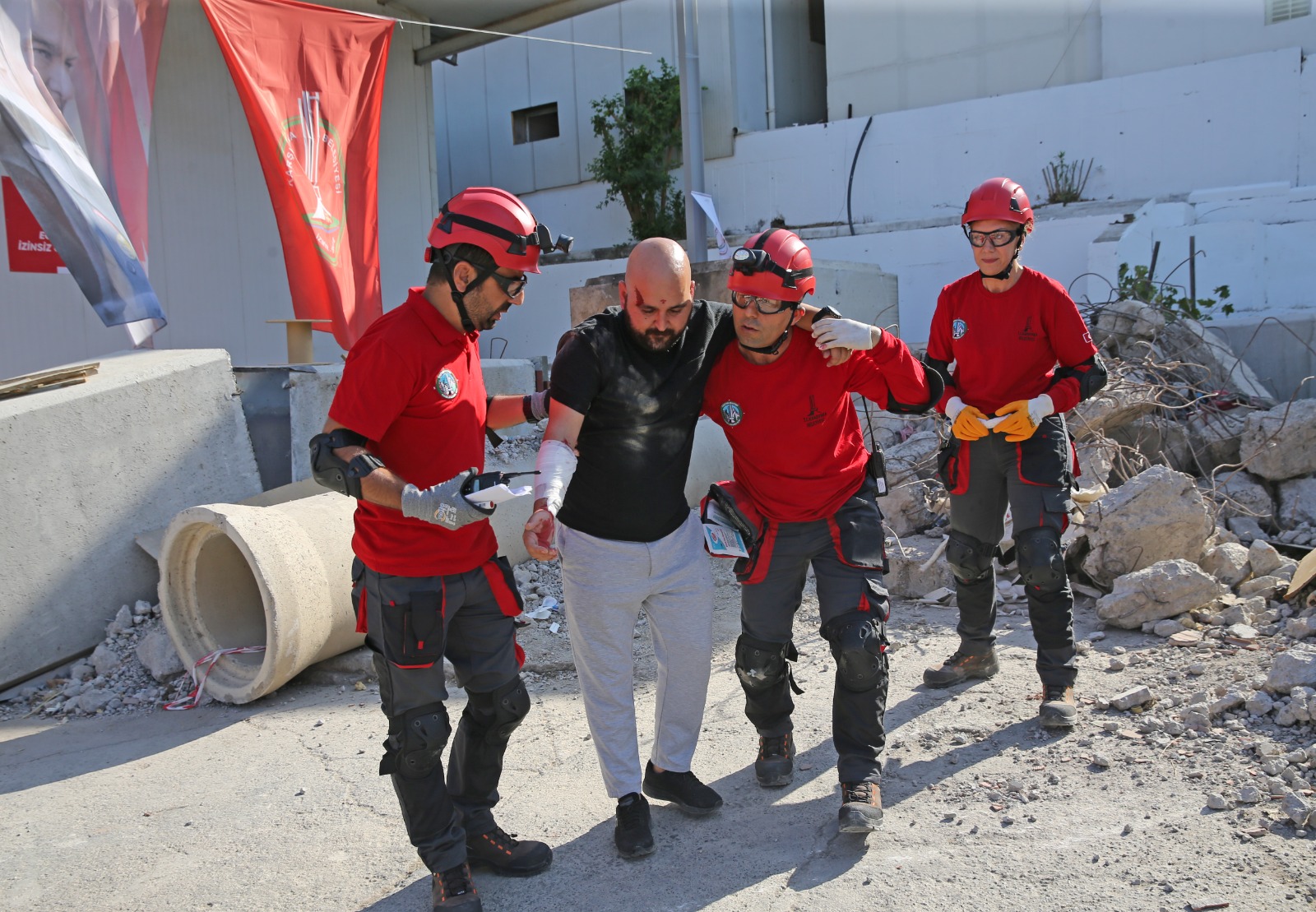 Karsiyakada 3 Bin Kisiye Temel Afet Bilinci Egitimi 3