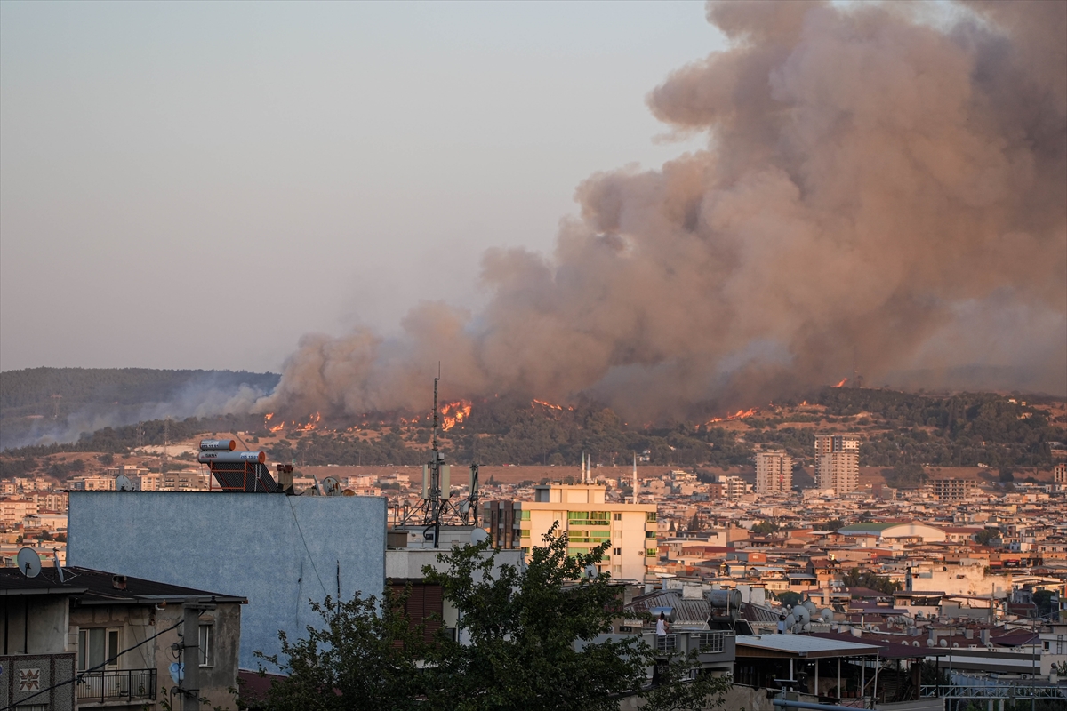 Minibuste Cikan Yangin Ormana Sicradi Izmirin Can Damarlari Yaniyor 4