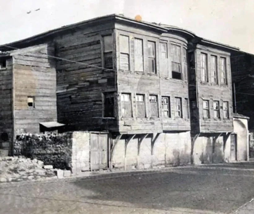 Sandikta Tesadufen Buldugu Belgeyle 300 Milyon Lira Kazandi 1