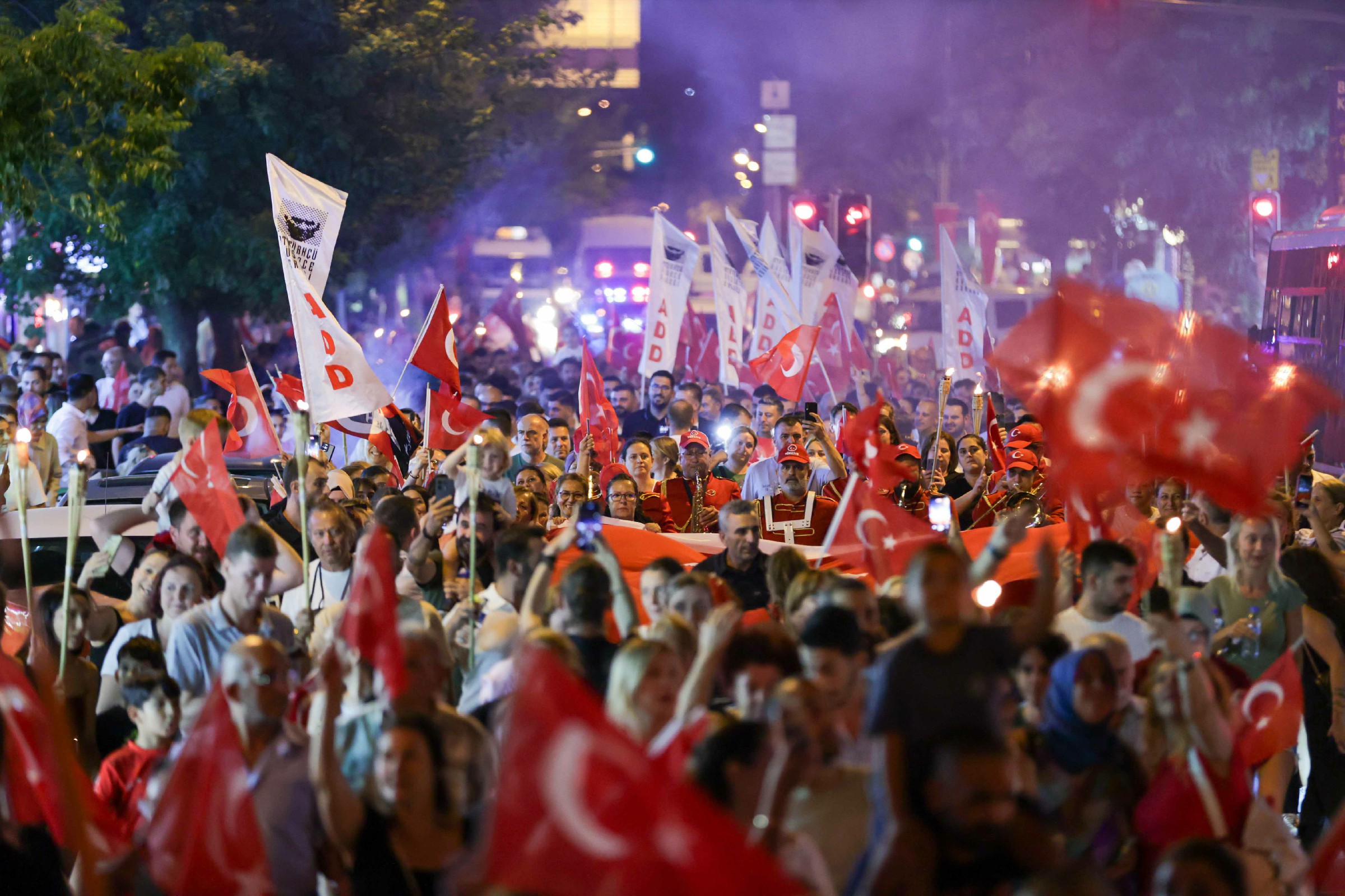 Zafer Korteji Geceyi Aydinlatti Bucada Aydilge Ruzgari 3