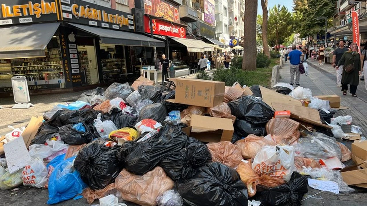 Buca Sokaklarinda Cop Yiginlari Olustu
