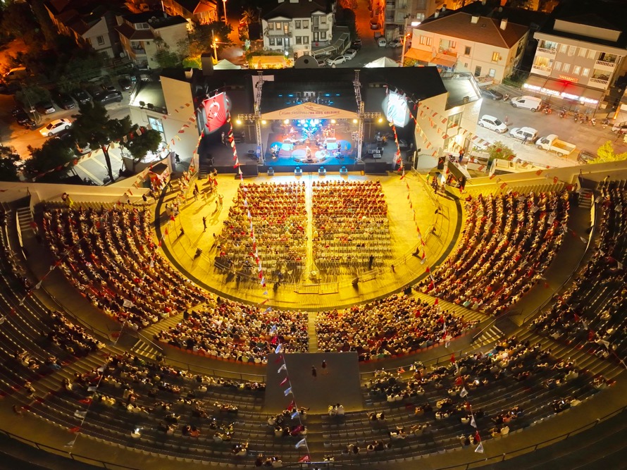 Cesme Festivalinde Ilk Gun Coskusu 3