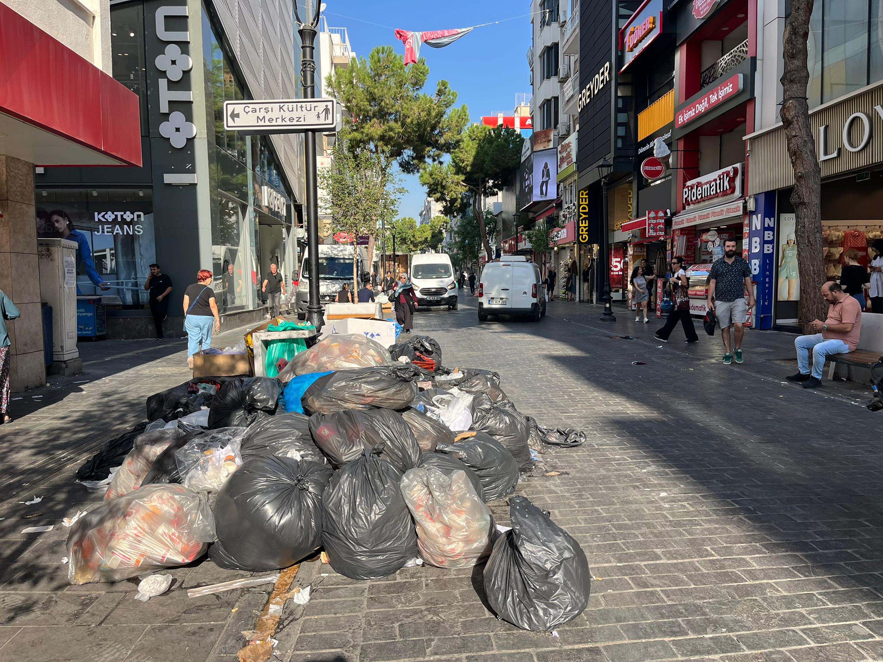 Isciler Yeniden Is Birakti Karsiyakayi Cop Daglari Sardi 3