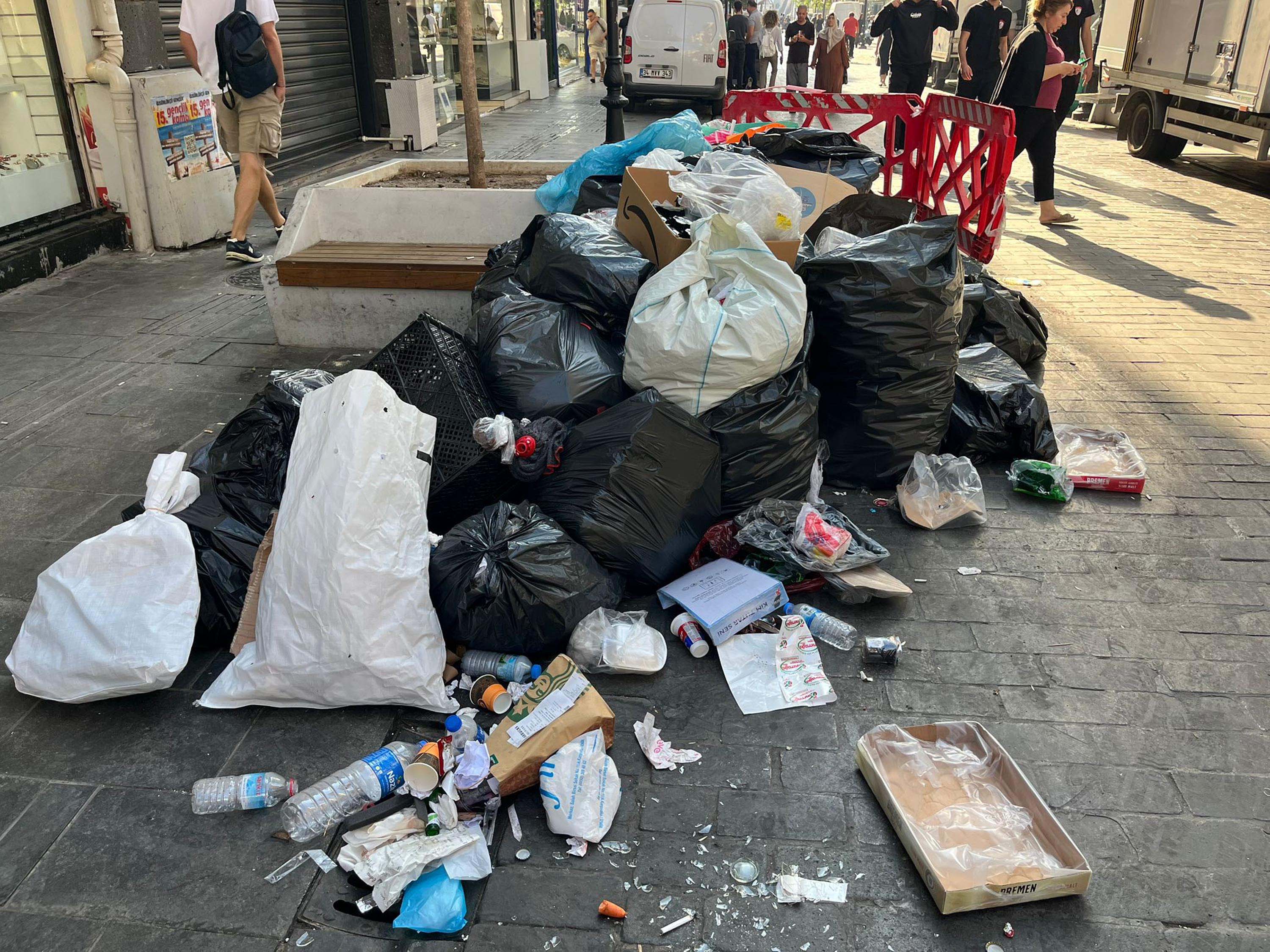 Isciler Yeniden Is Birakti Karsiyakayi Cop Daglari Sardi 4