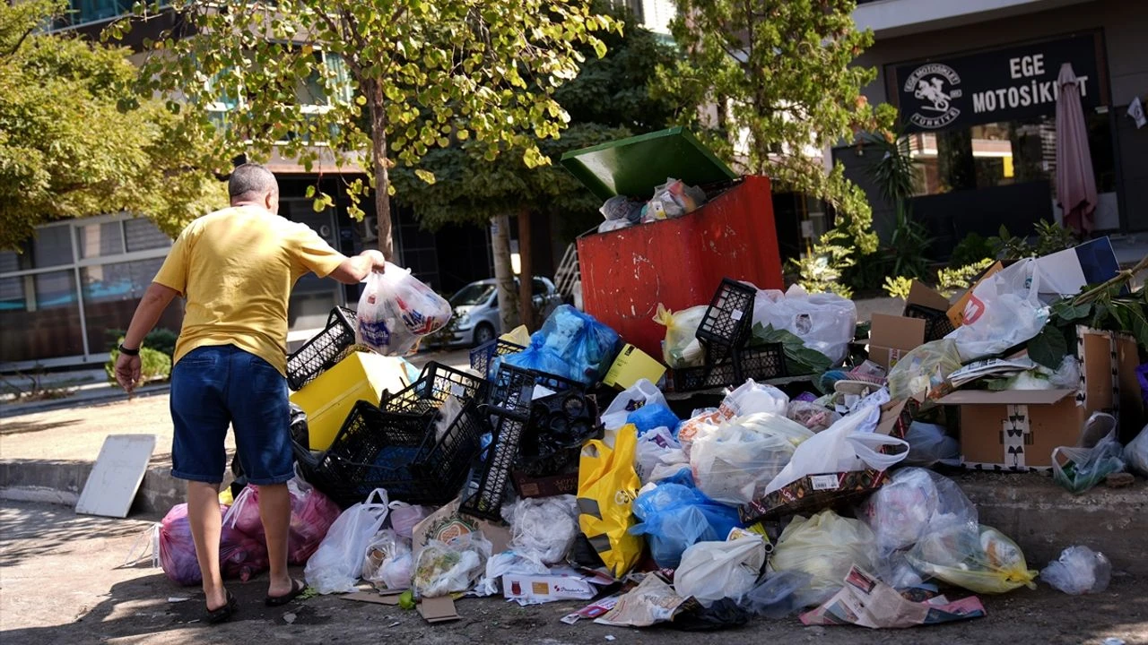 Izmir Karsiyakada Toplanmayan Copler Tepkiye Neden Oluyor