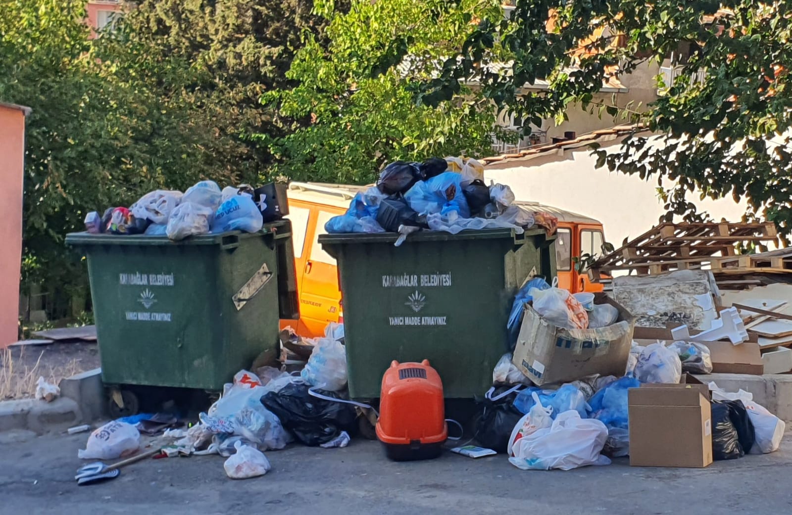 Izmirde Milyonlari Barindiran Ilcelerde Is Birakma Etkisi Copler Toplanmiyor Olan Vatandasa Oluyor 2