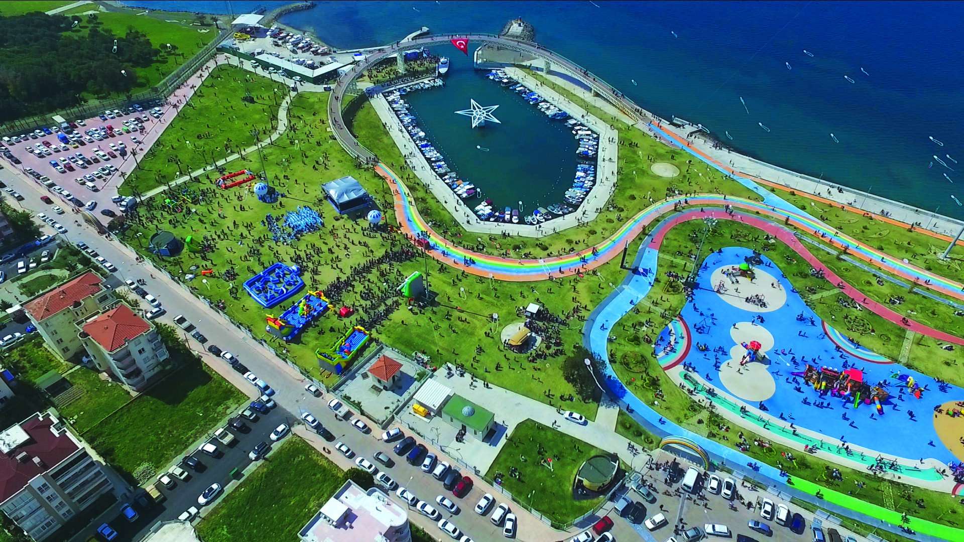 Maviyle Yesilin Bulustugu Kent Aliaga 4