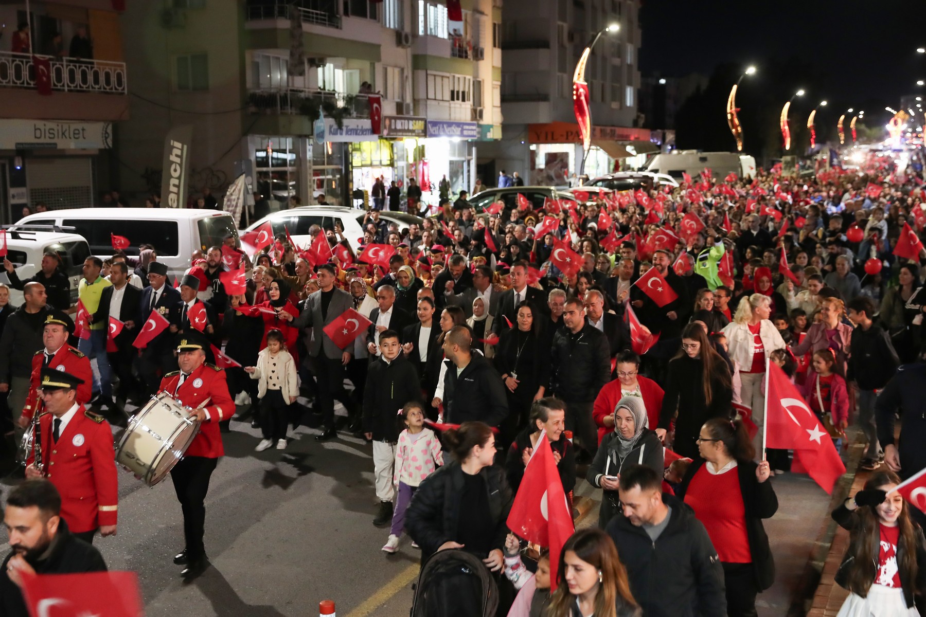 3 Binlerce Aliağalı Cumhuriyet Kortejinde Buluştu