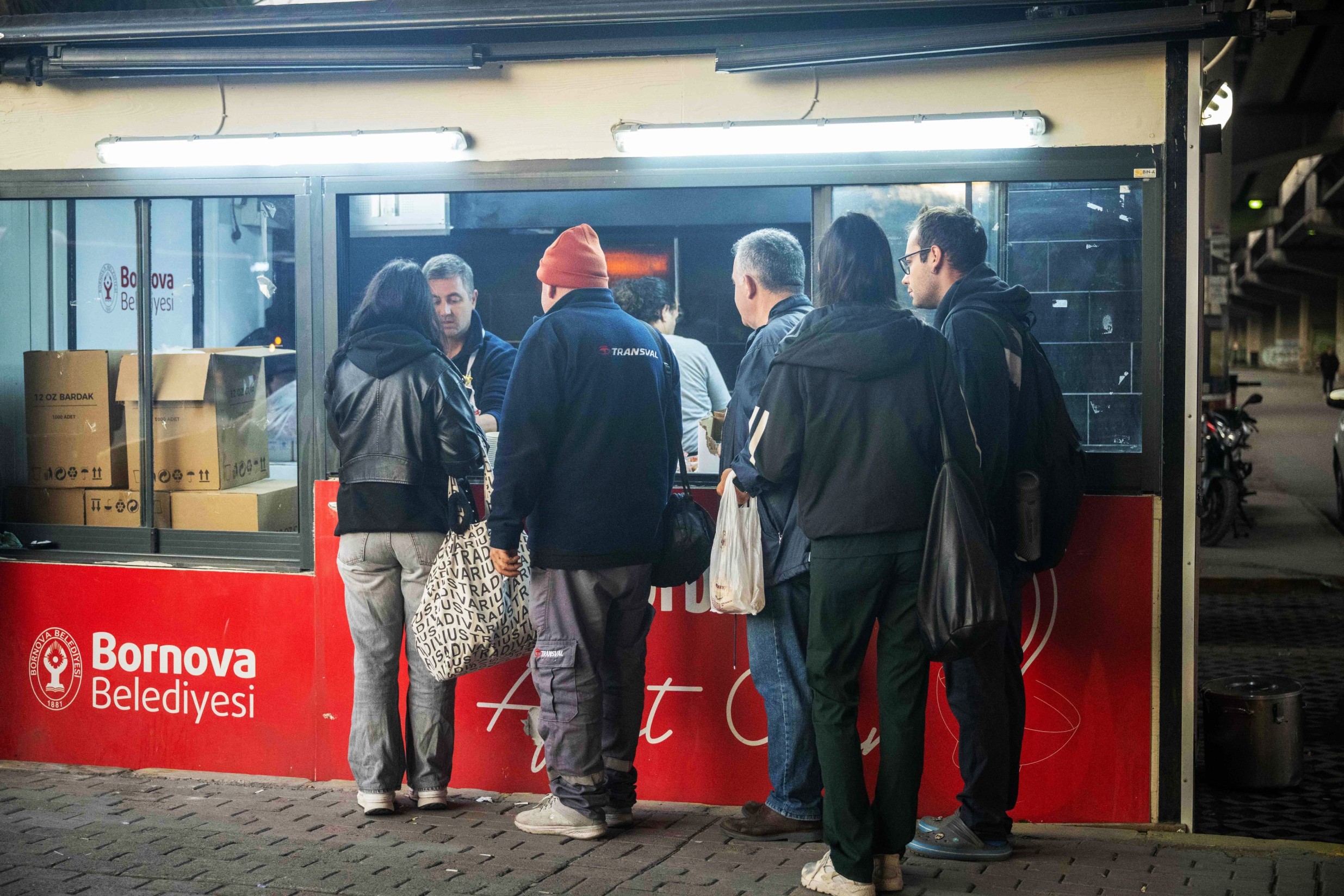 Bornovada Gonulleri Isitan Dayanisma Sabahlar Soguk Corbalar Sicak 2