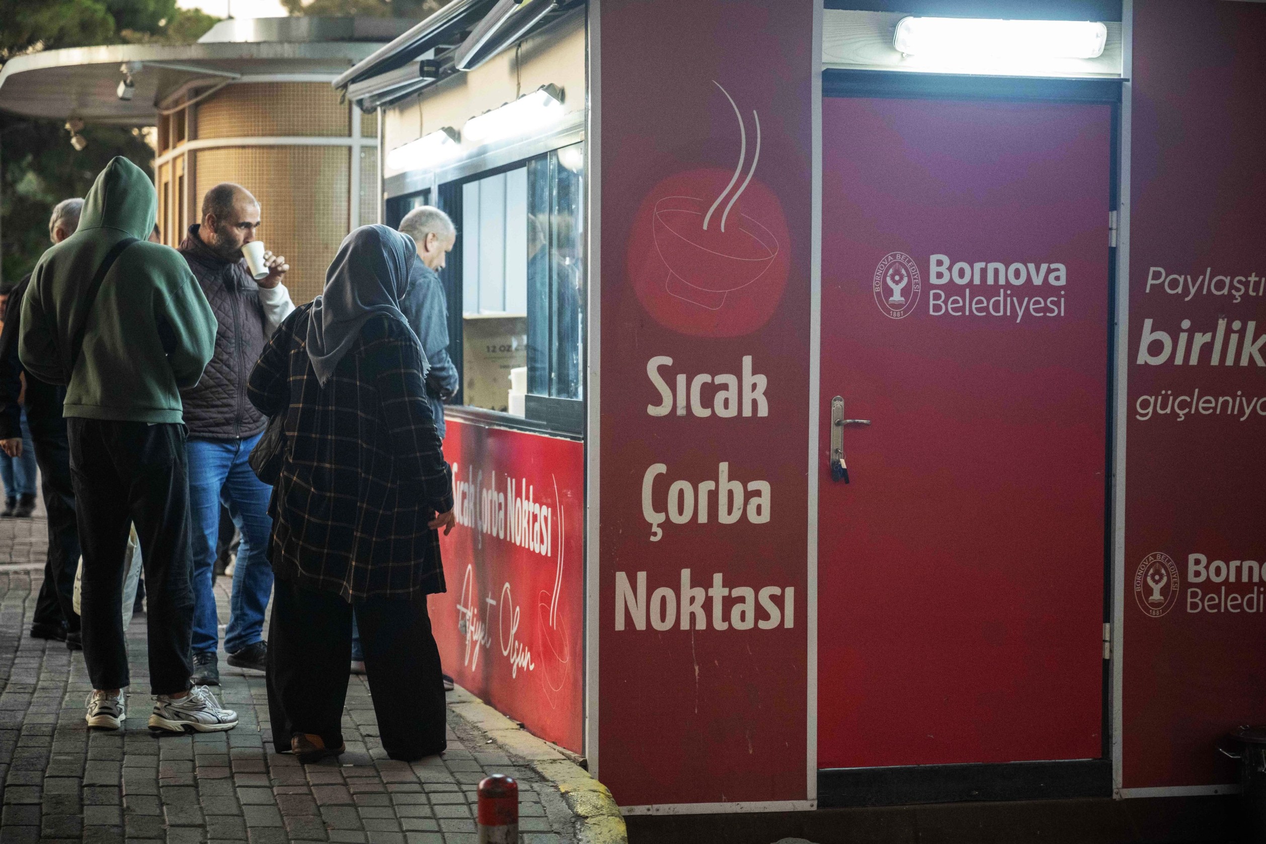 Bornovada Gonulleri Isitan Dayanisma Sabahlar Soguk Corbalar Sicak 3