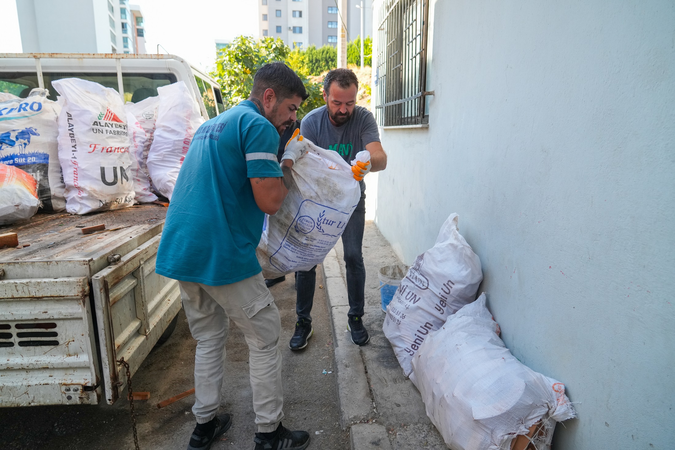 Gaziemir Belediyesi’nden Yurttaşlara Yakacak Odun Desteği (4)