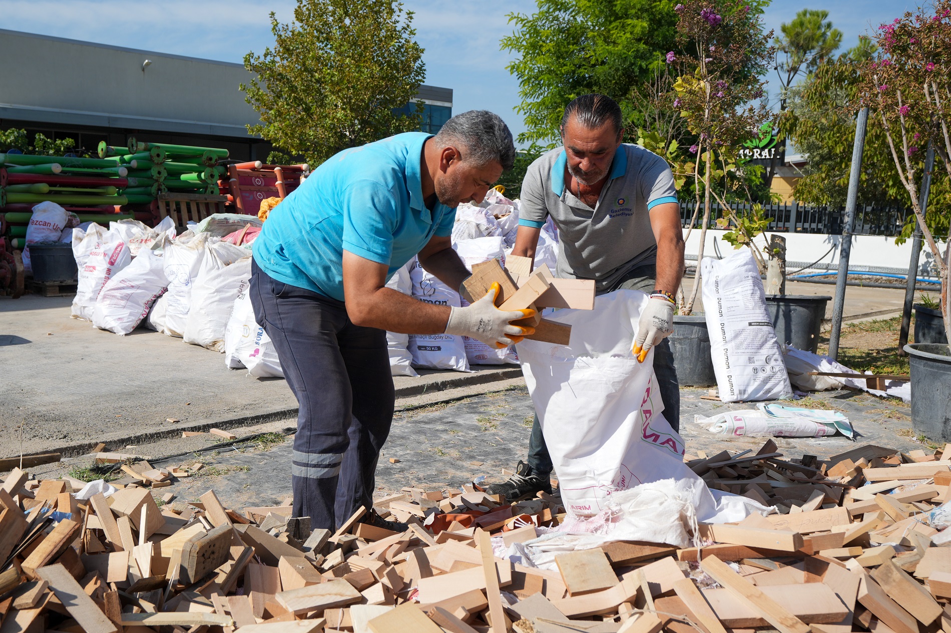 Gaziemir Belediyesi’nden Yurttaşlara Yakacak Odun Desteği (5)