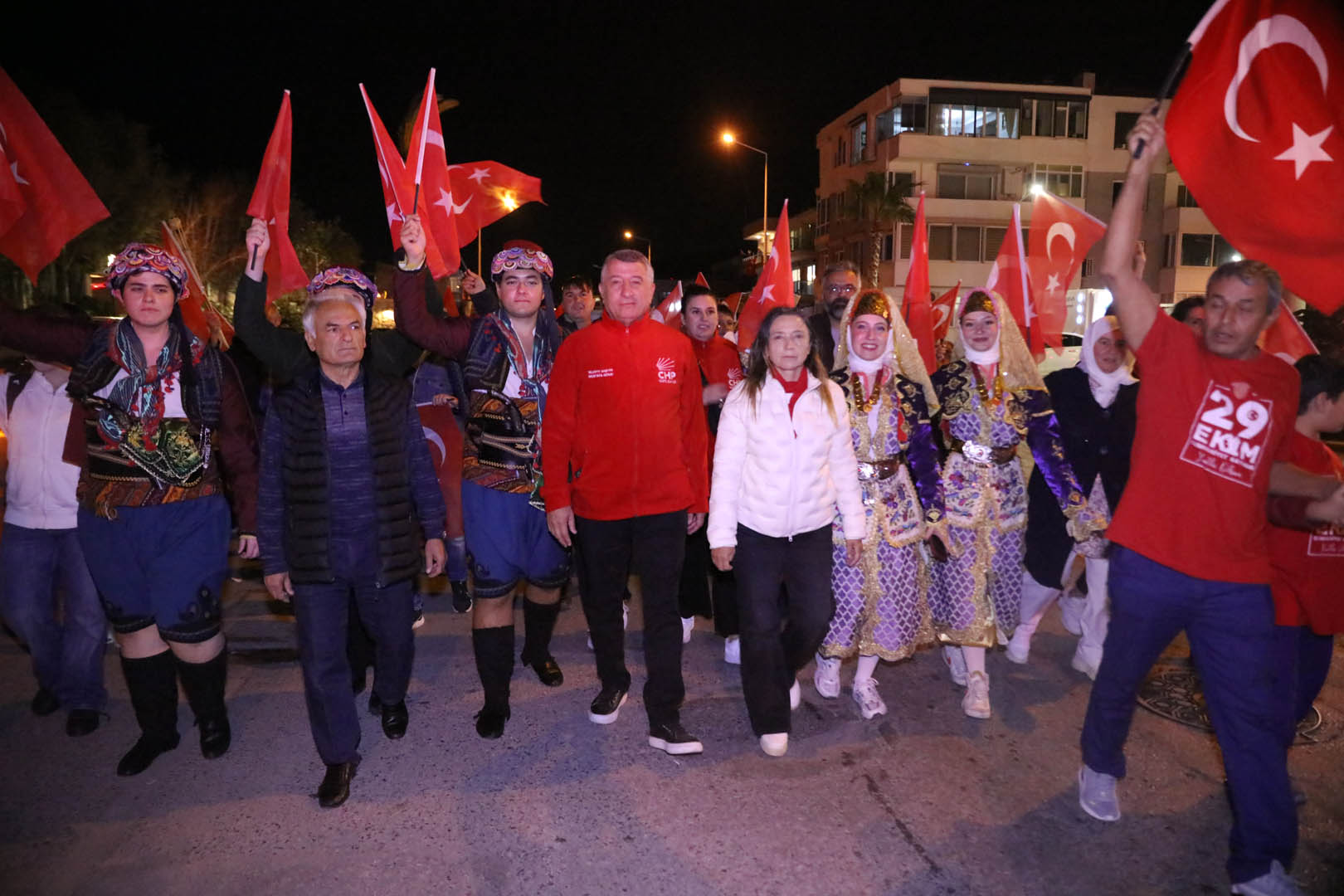 Guzelbahcede 102 Yil Coskusu Kortej Ve Konserle Kutlandi