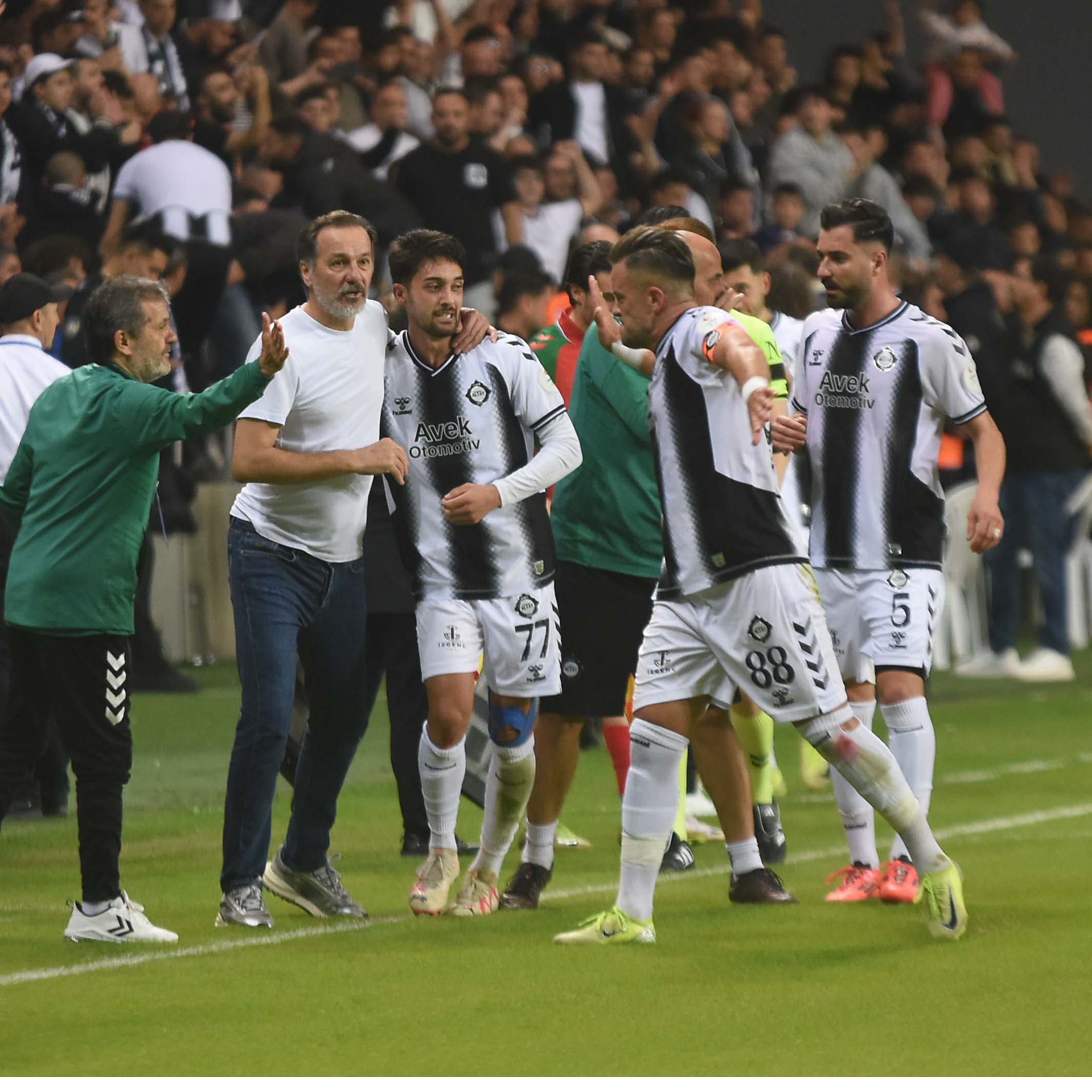 Izmir Derbisi Nefes Kesti Dostluk Kazandi 7