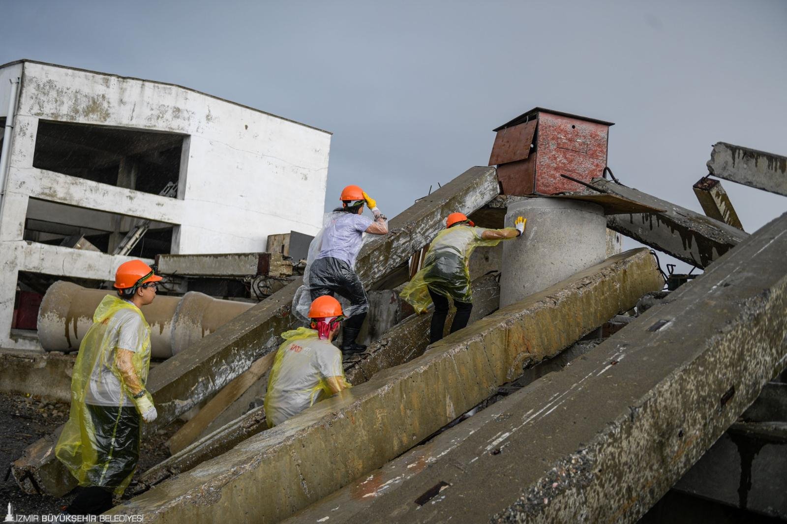 Izmirde Nefes Kesen Tatbikat 5