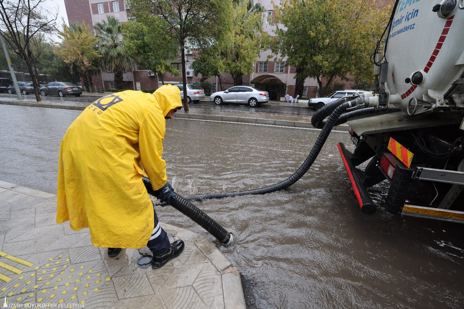 Izmirde Saganak Alarmi Ekipler Teyakkuzda 2