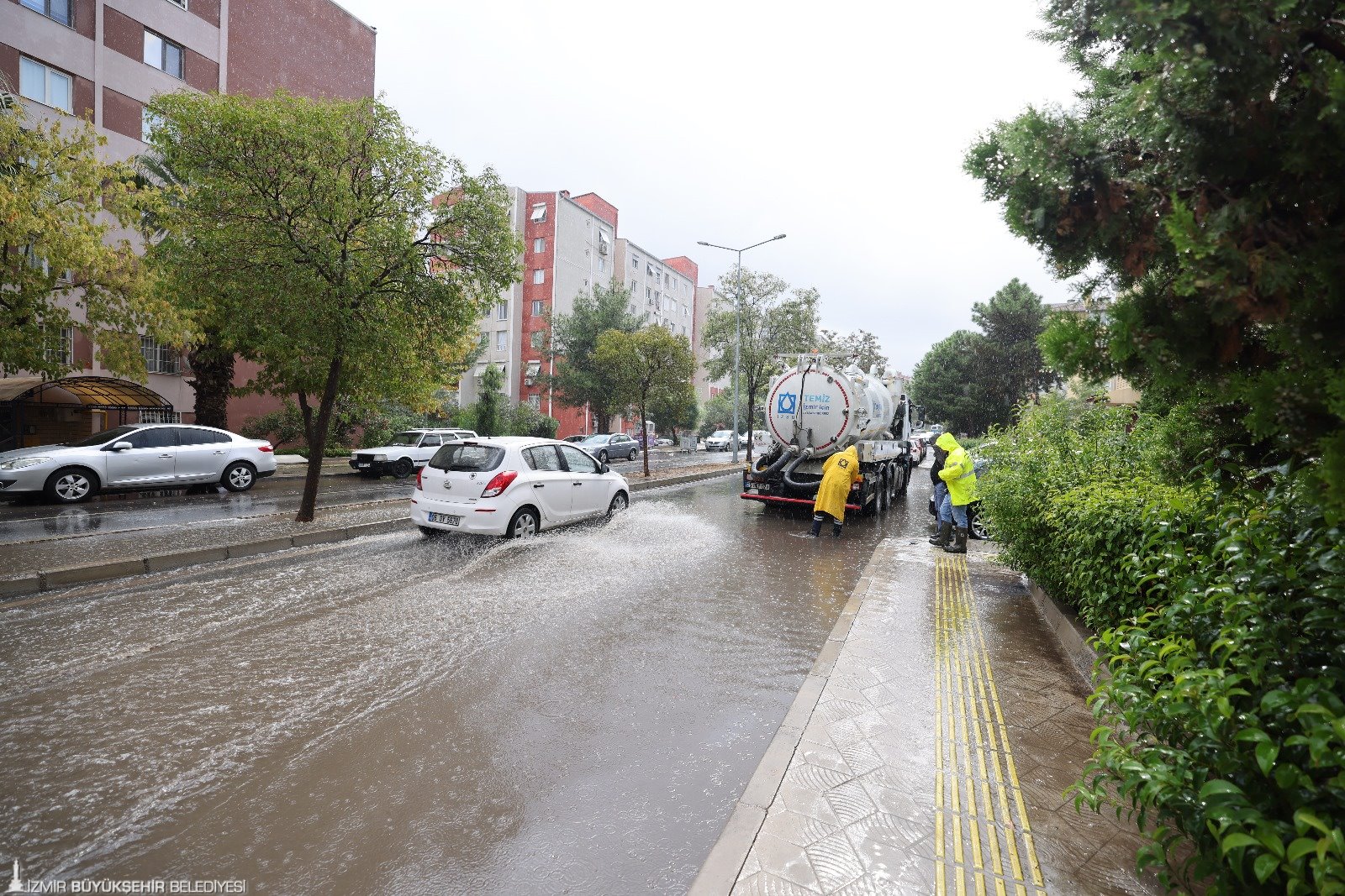 Izmirde Saganak Alarmi Ekipler Teyakkuzda 3