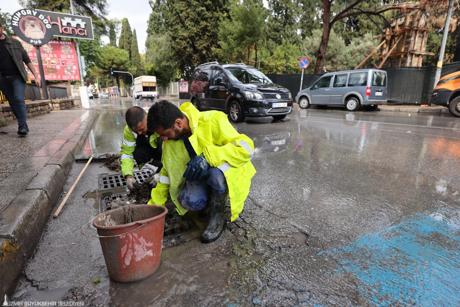 Izmirde Saganak Alarmi Ekipler Teyakkuzda 4