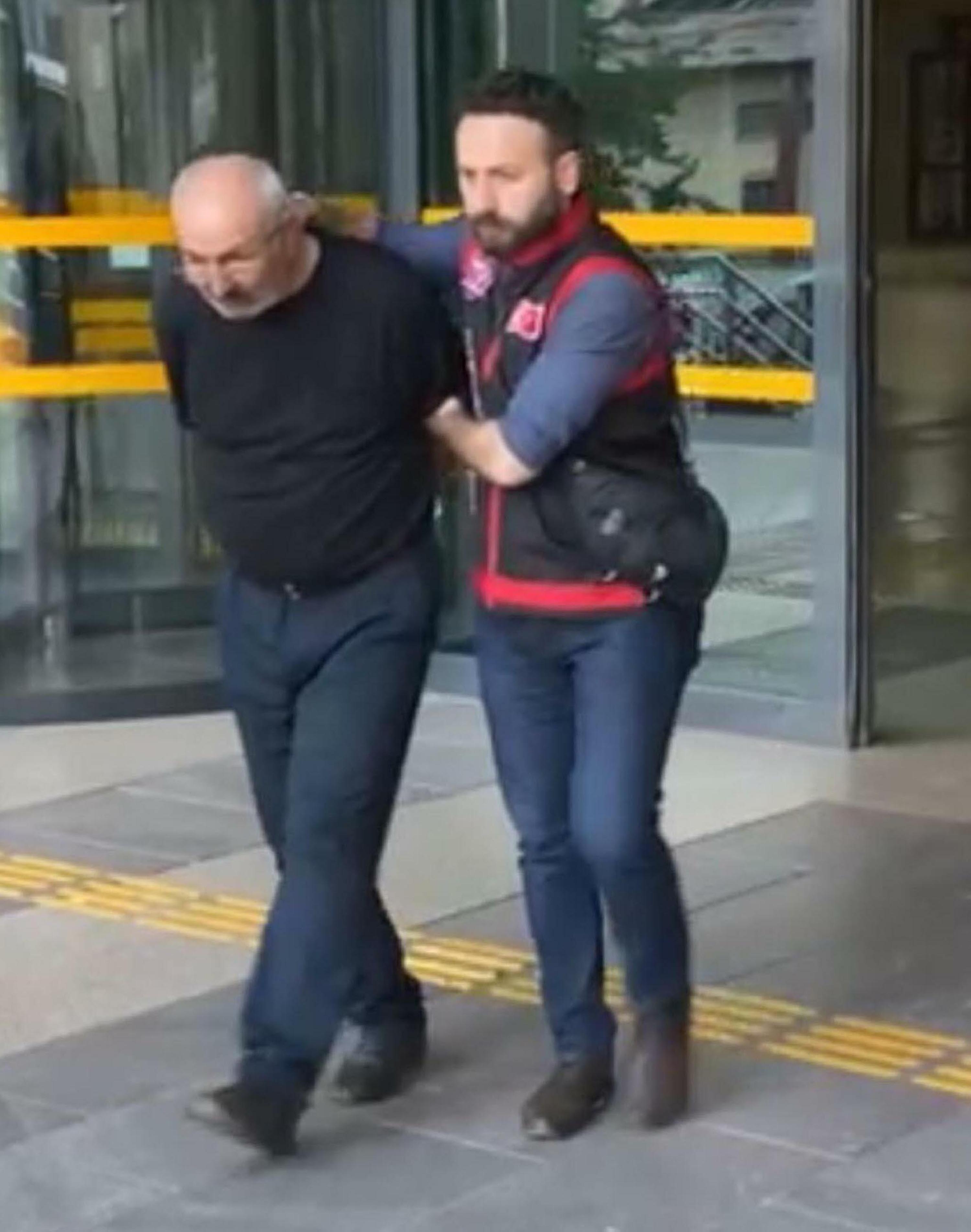 K O M S U C I F T I L E K I Z L A R I N I N O L D U R U L M E S I D A 956138 283963