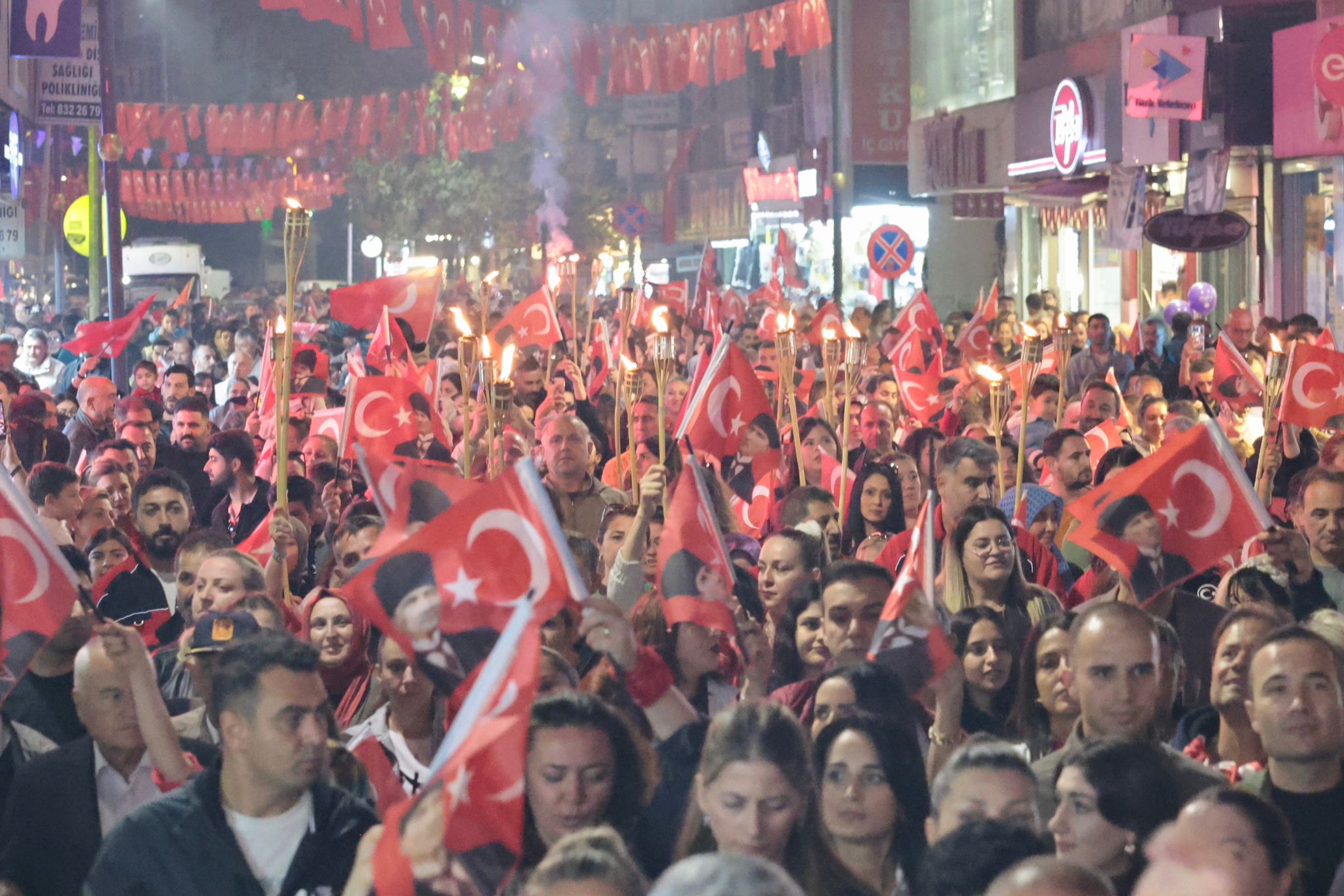 Menemende Binler Cumhuriyet Sevgisiyle Yurudu 4