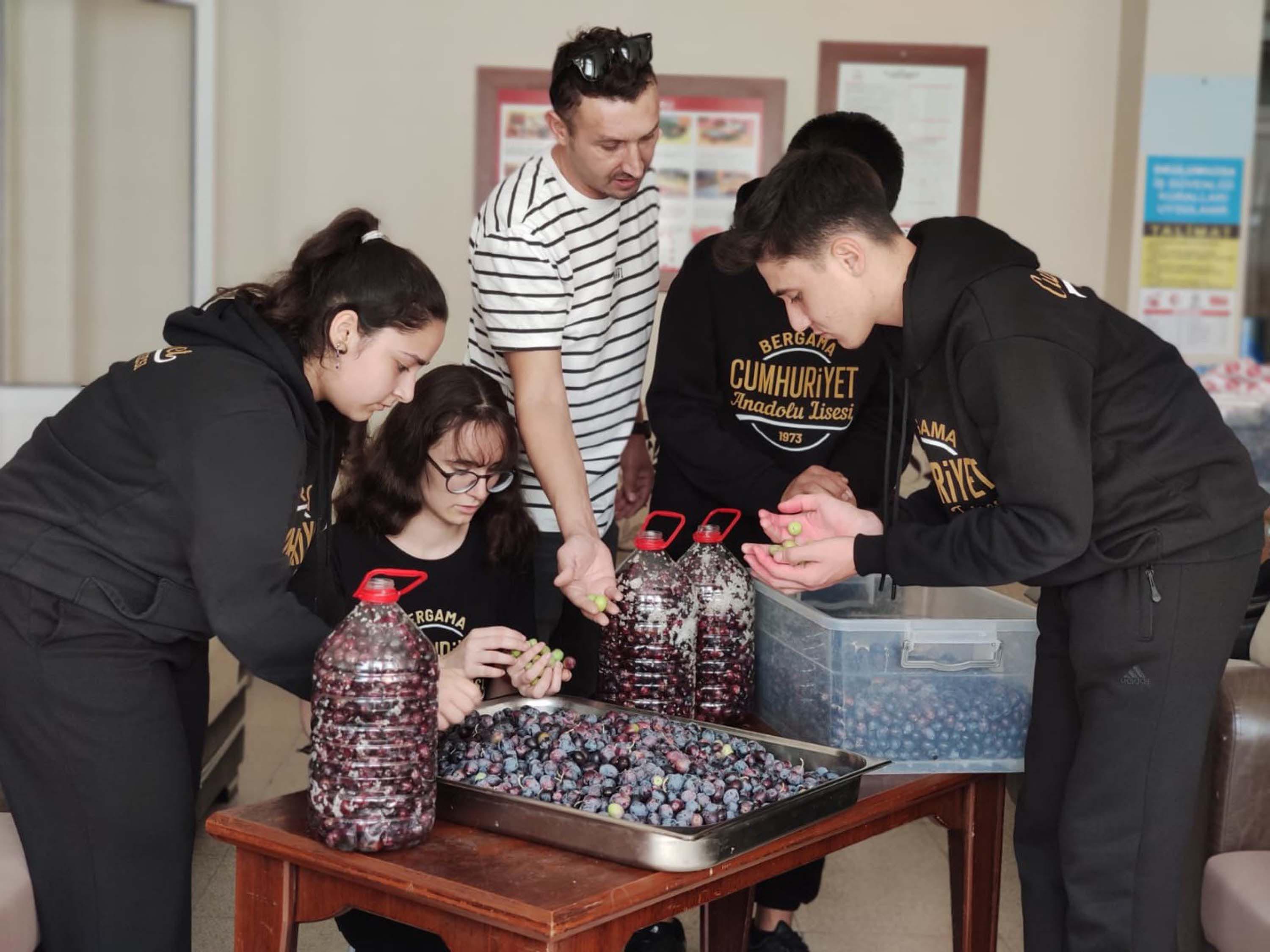 O K U L B A H C E S I N D E O G R E N C I L E R D E N Z E Y T I N H A S 983733 292031