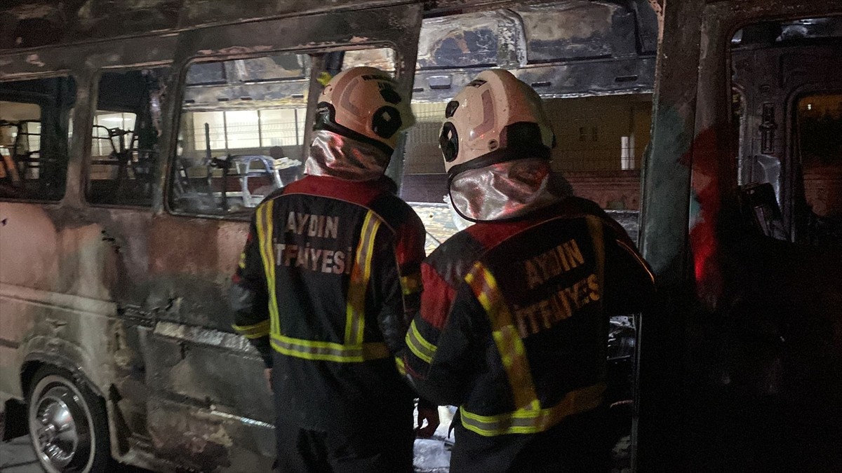 Park Halindeki Minibus Alev Alev Yandi Kullanilamaz Hale Geldi 2