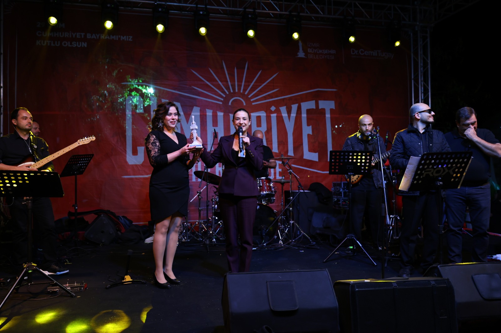 Selcukta 29 Ekim Coskusu Meydanlara Tasti 2