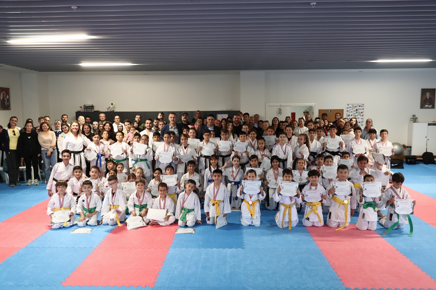 Aliağa Belediyesi Karate Kursunda 75 Sporcu Yeni Kuşağına Kavuştu (1)
